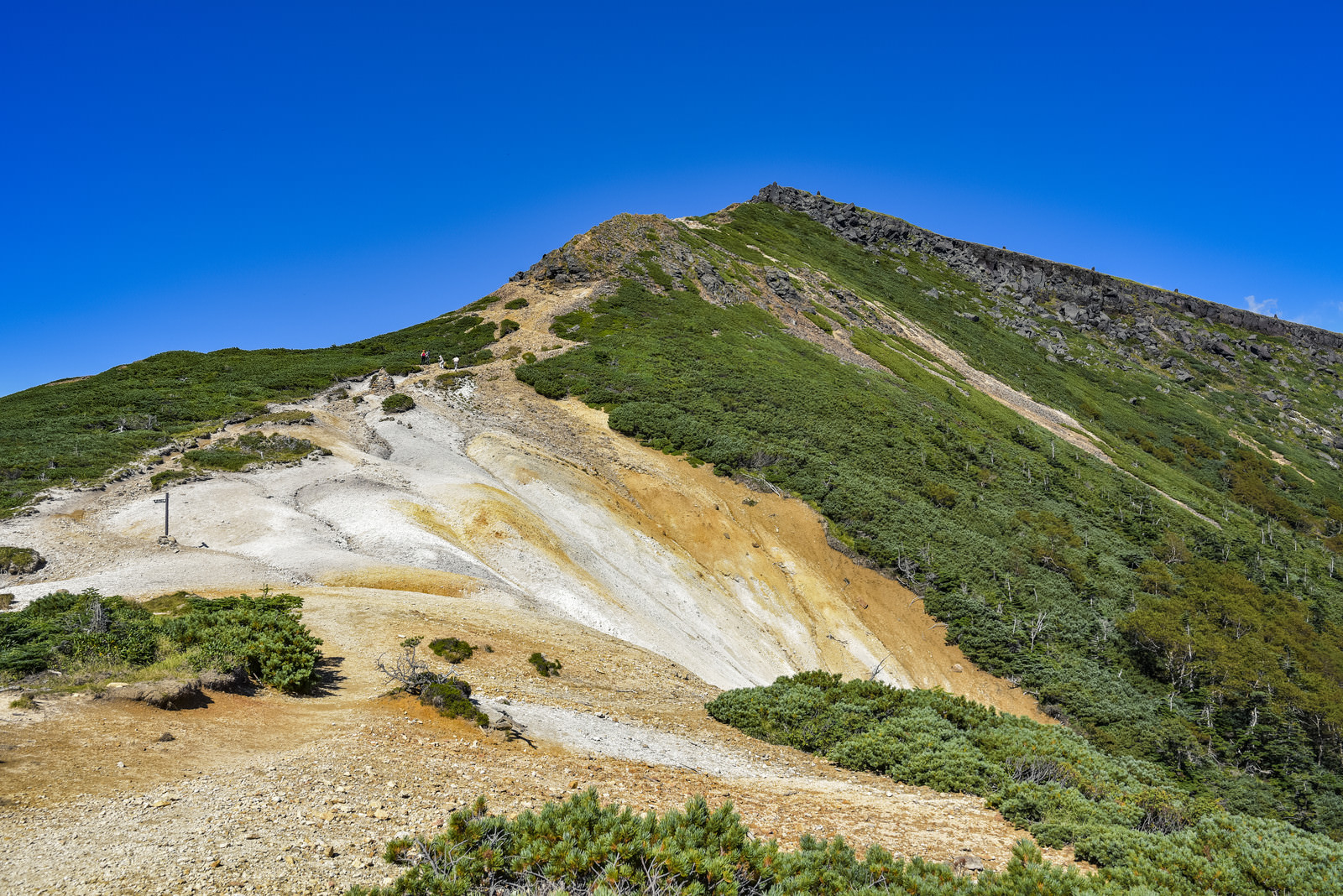 「晴天の硫黄岳登山道（赤岩の頭） | フリー素材のぱくたそ」の写真