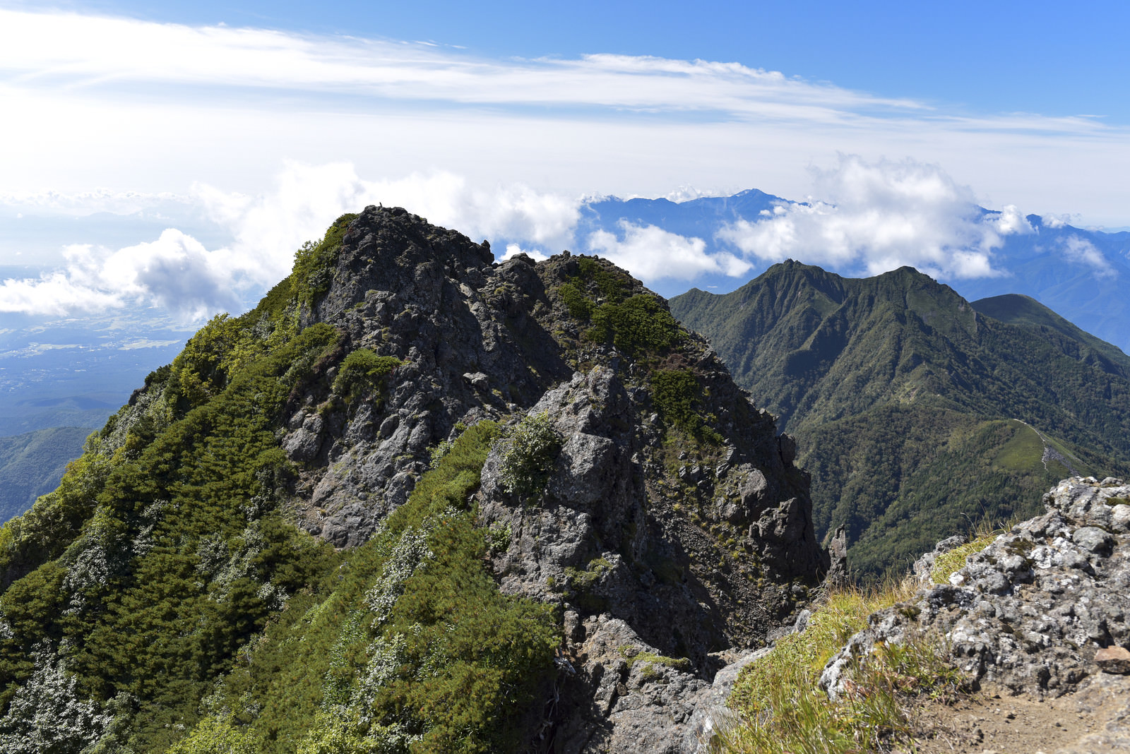 赤岳山頂から見る権現岳方面と南アルプスの景色の写真素材 ぱくたそ