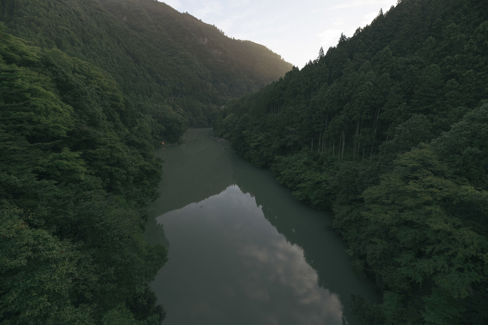 早朝の多摩川上流の静かな水面の無料の写真素材 - ID.42703｜フリー