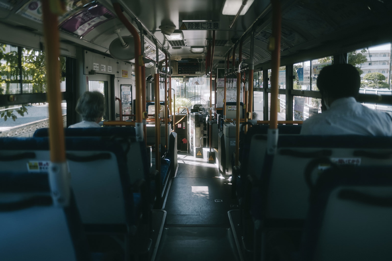 「早朝の薄暗い通勤バスの車内」の写真