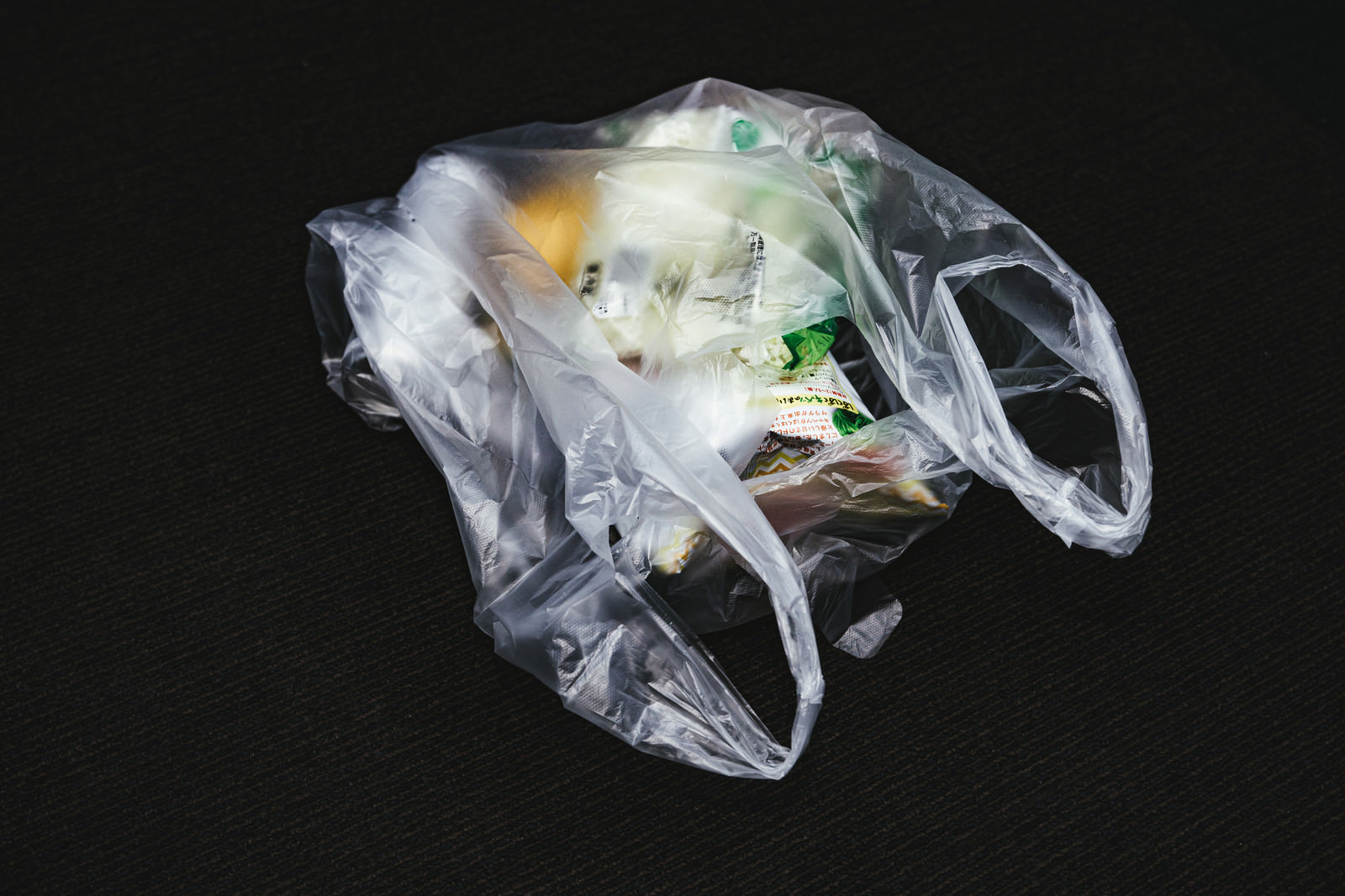 「コンビニ袋と商品」の写真
