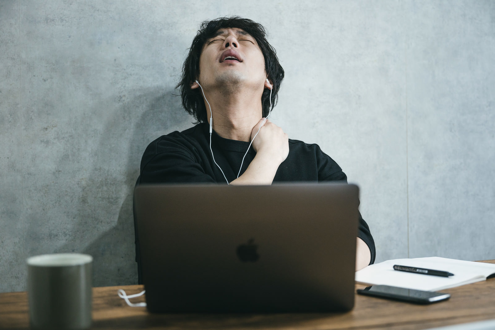 「連日のリモートワークに限界を感じる男性」の写真［モデル：大川竜弥］