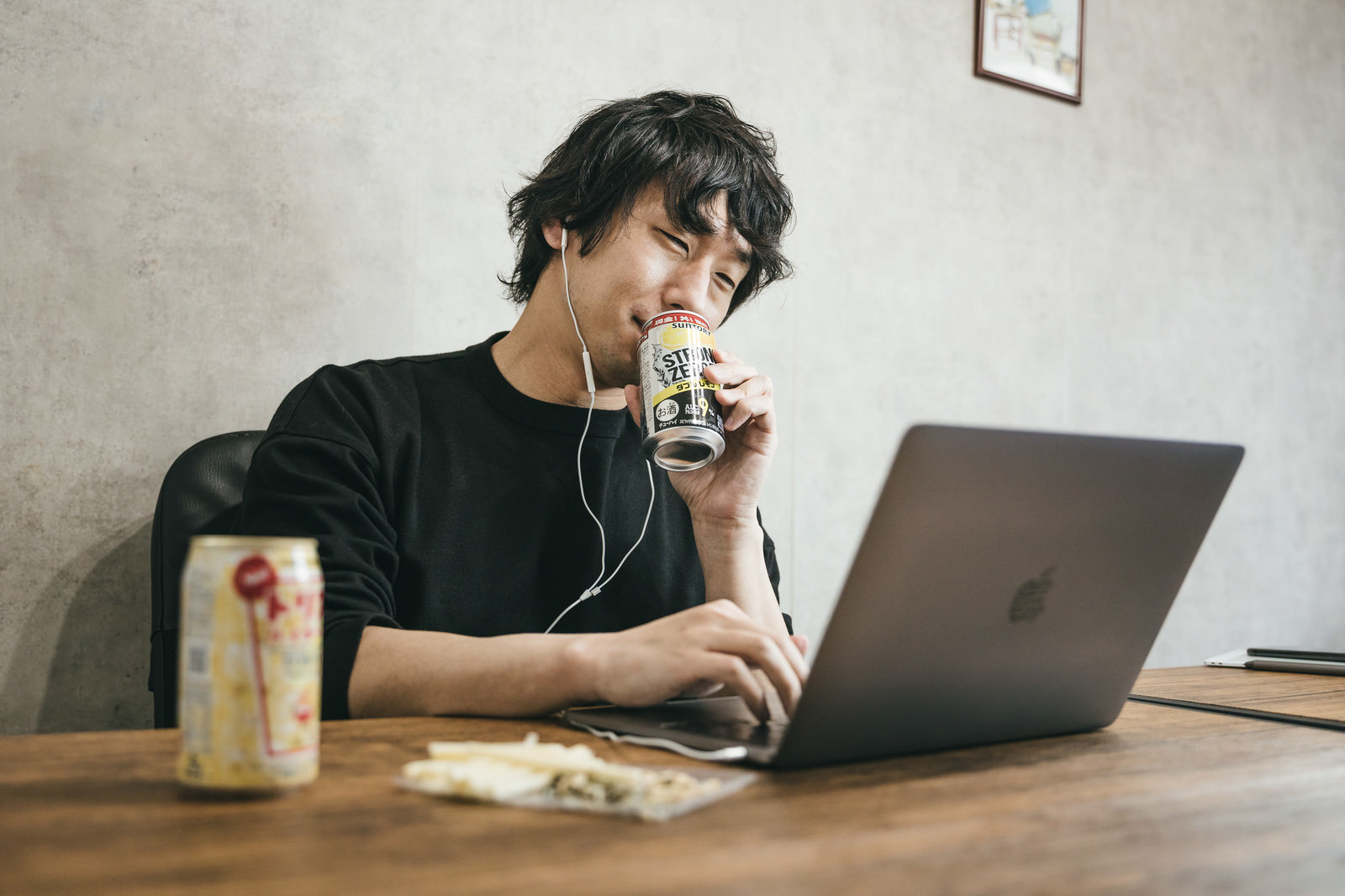 「缶チューハイを飲みながら在宅勤務しているエンジニア | フリー素材のぱくたそ」の写真［モデル：大川竜弥］