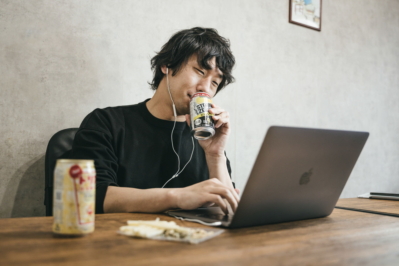 缶チューハイを飲みながら在宅勤務しているエンジニアのフリー素材