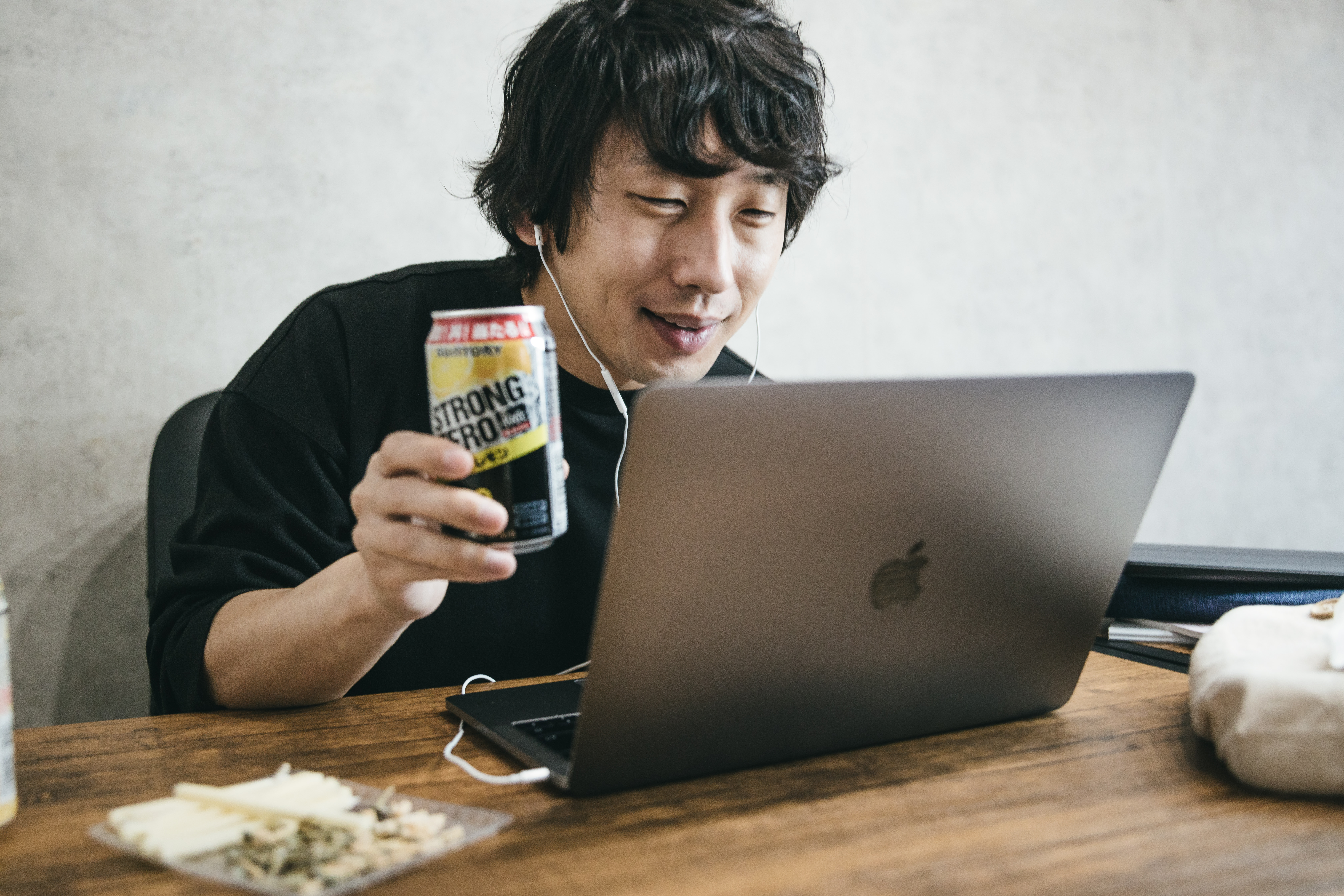 リモート飲み会の乾杯風景の写真を無料ダウンロード フリー素材 ぱくたそ
