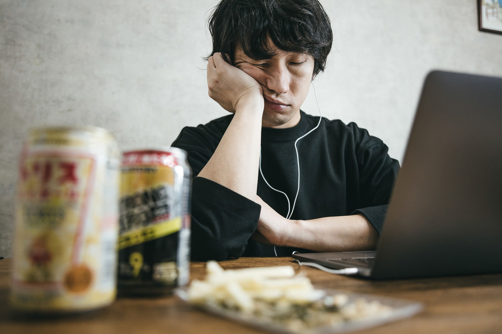 「お酒は仕事が終わるまでおあずけ」の写真［モデル：大川竜弥］