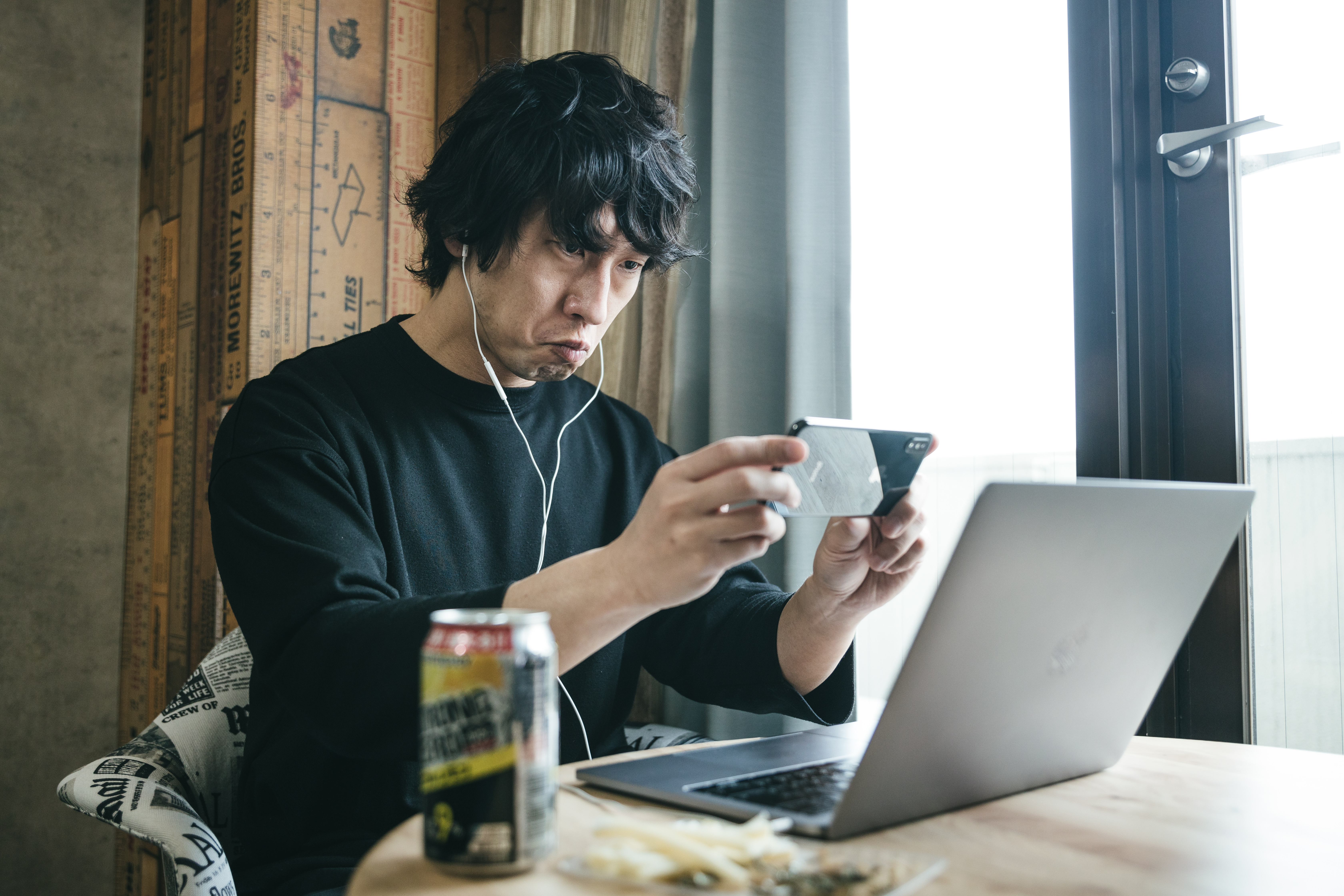 リモート飲み会の様子を撮影したいけど スクリーンショットのやり方がわからないの写真を無料ダウンロード フリー素材 ぱくたそ