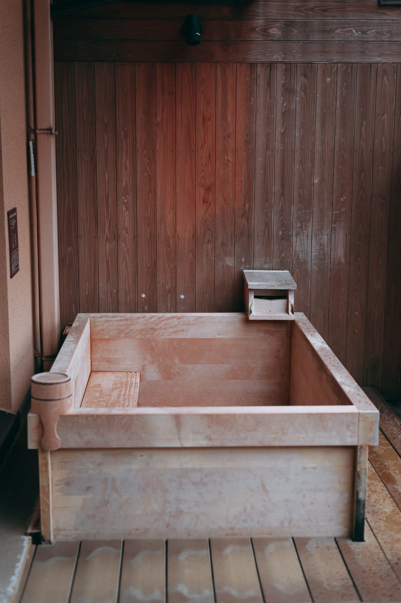 「水の入っていない檜風呂」の写真