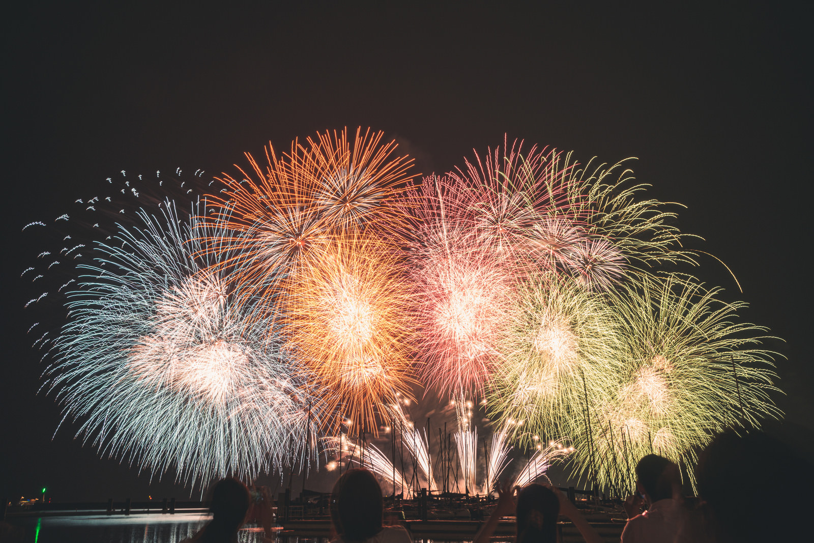 びわ湖の花火大会の写真素材 ぱくたそ