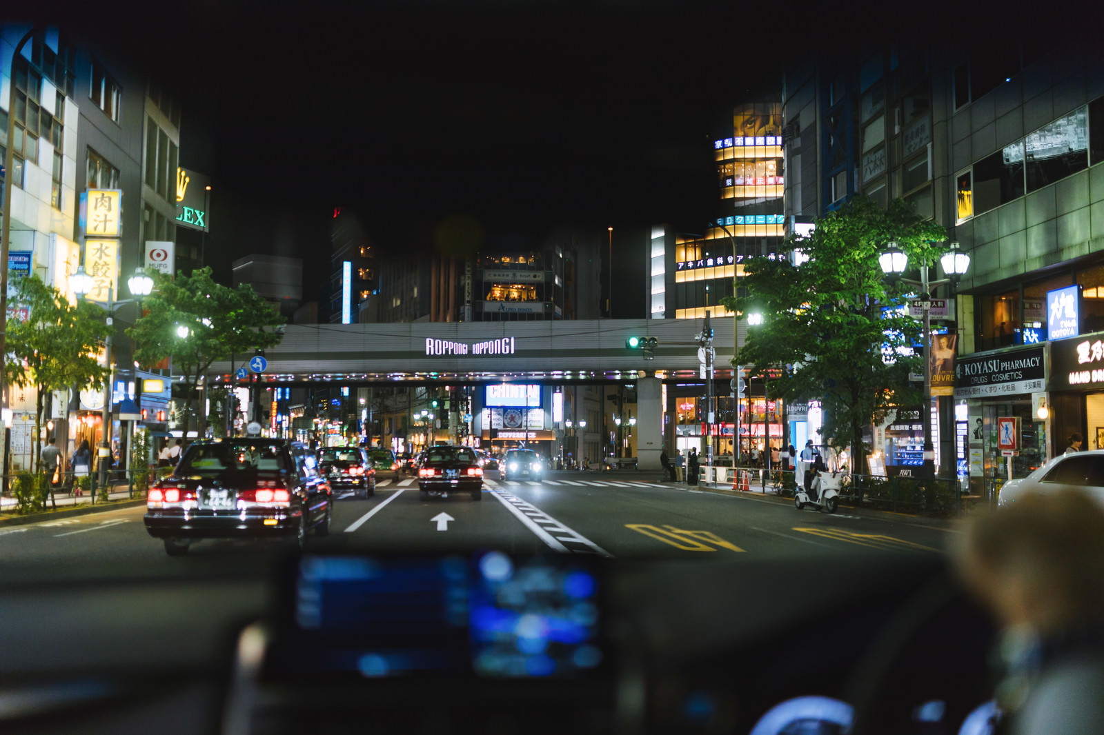 「タクシーが往来する六本木交差点付近（車内から）」の写真