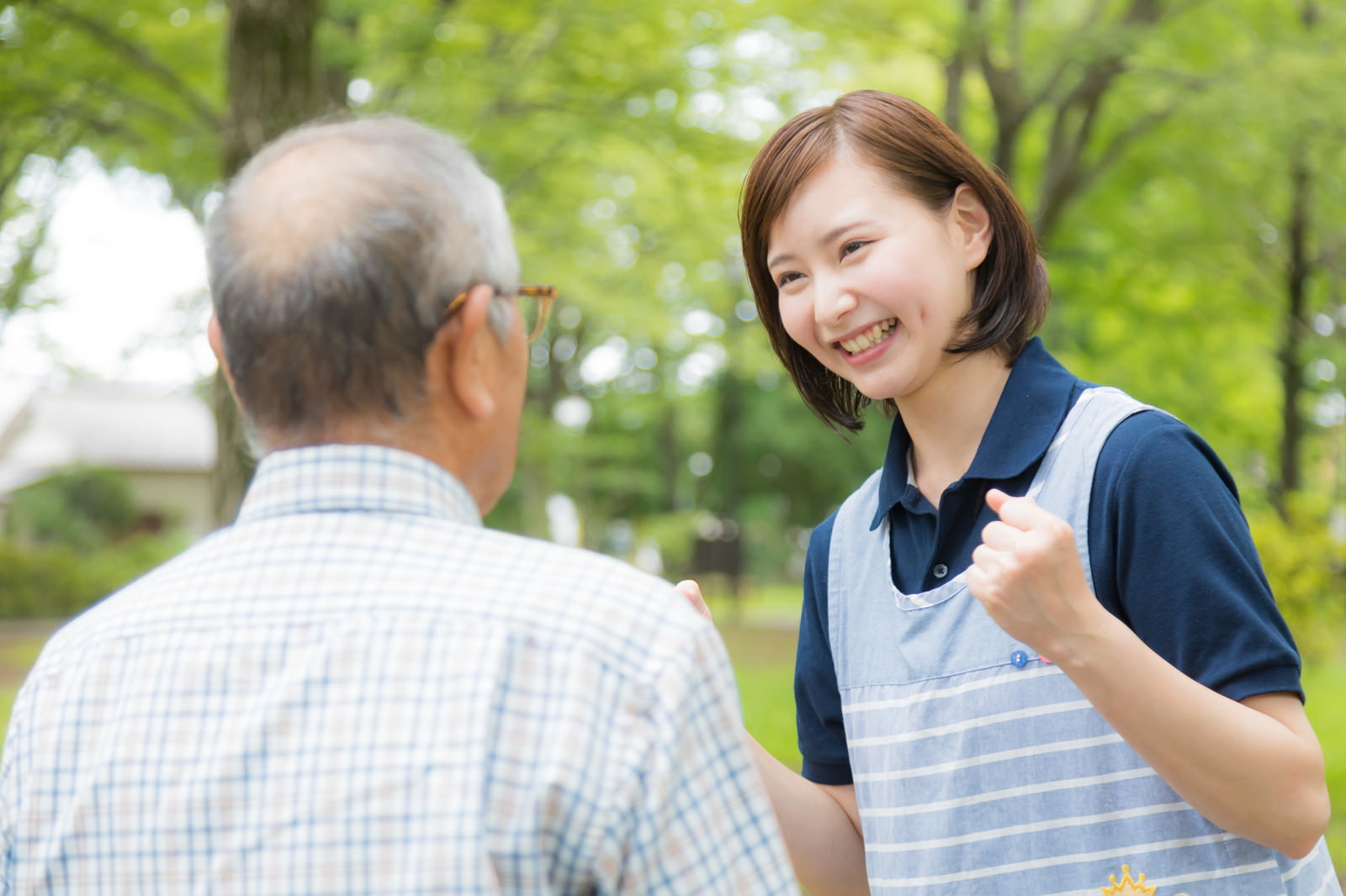 高齢者を元気づける笑顔が素敵な女性介護士の写真 画像 を無料ダウンロード フリー素材のぱくたそ