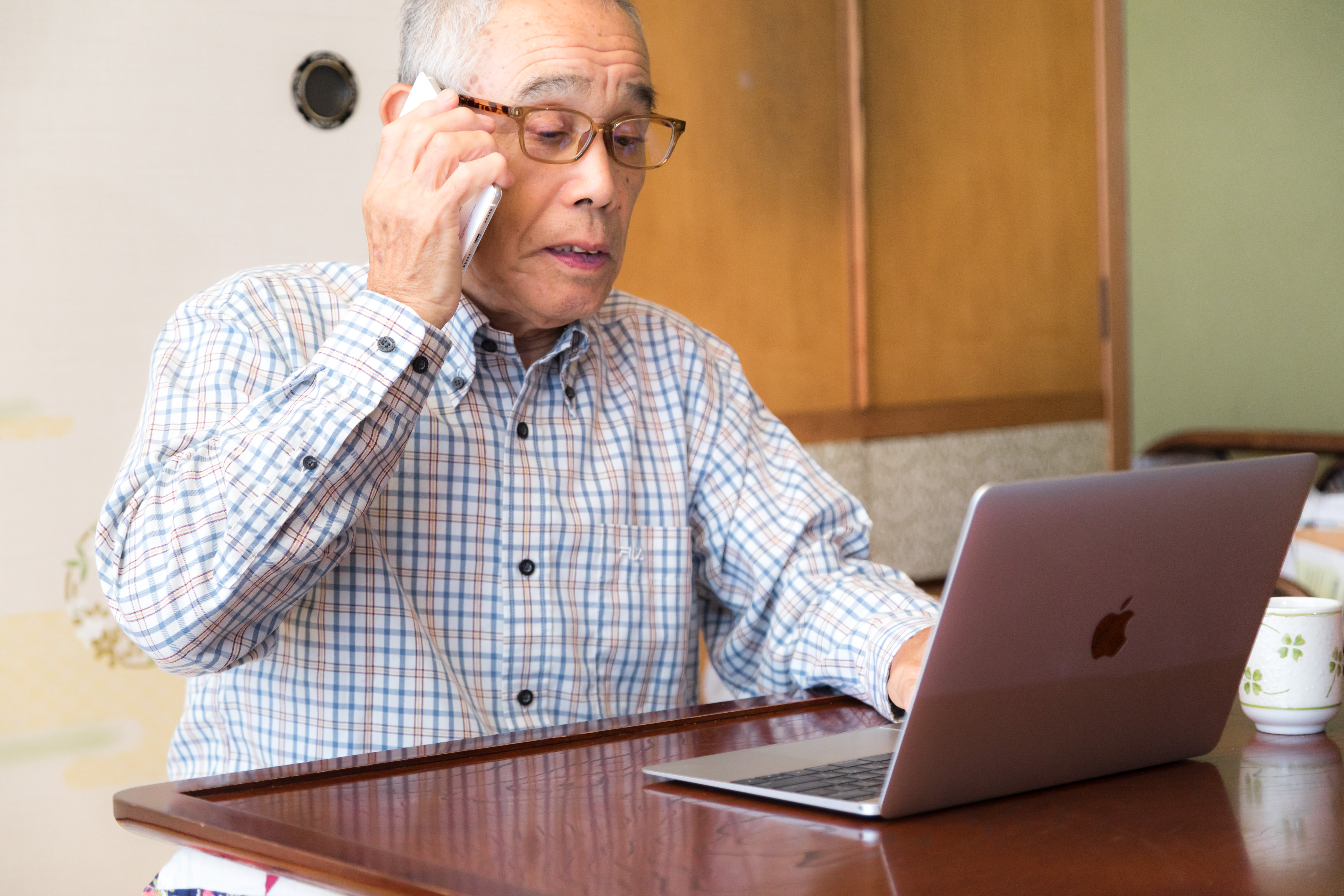 はい、先ほど言われたお金を振り込みました。｜無料の写真素材はフリー素材のぱくたそ