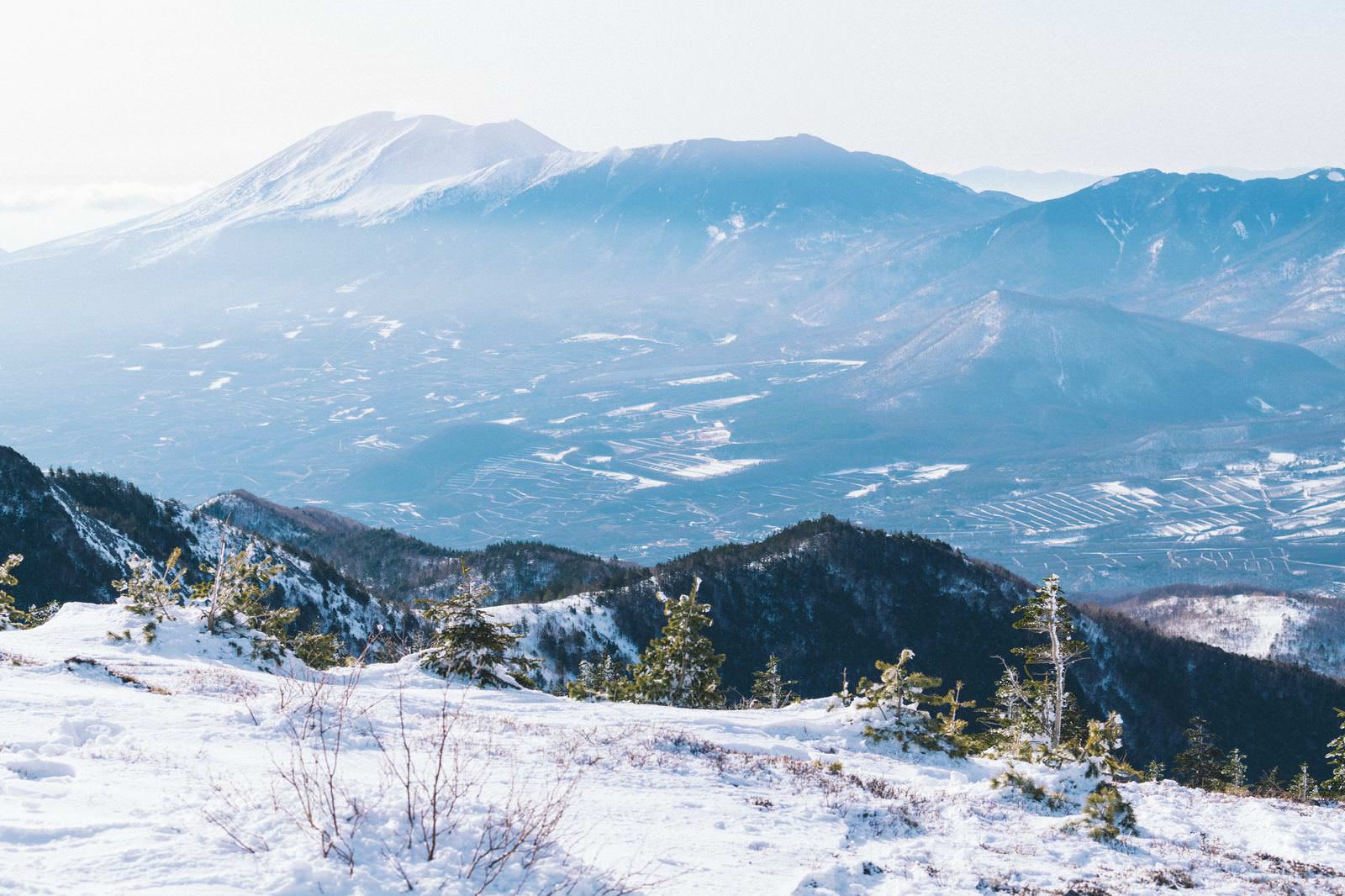 「冬の四阿山から見る浅間山 | フリー素材のぱくたそ」の写真