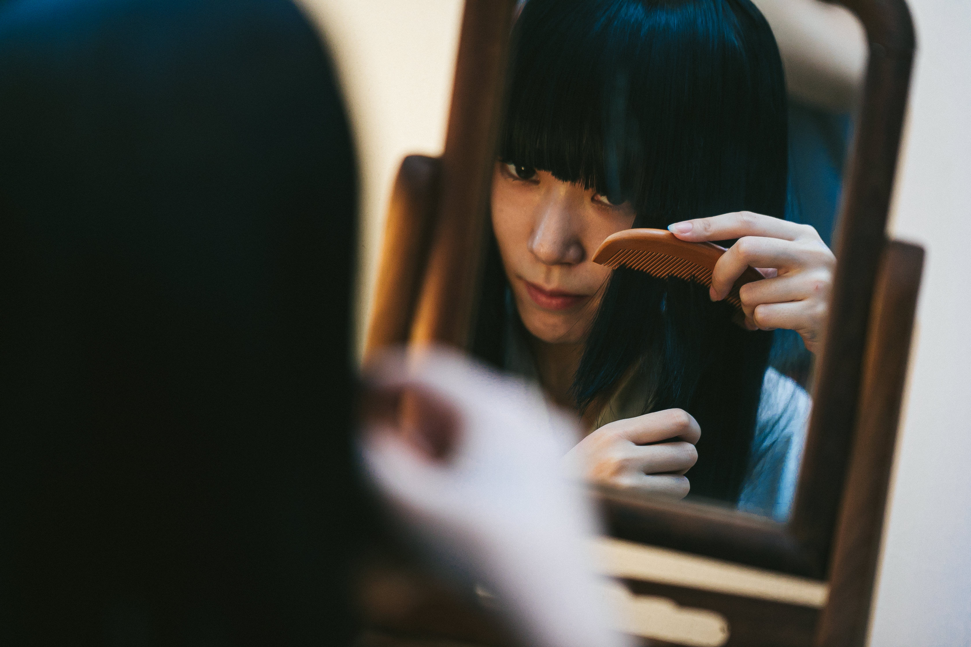 鏡を使って髪をとかす日本女性の写真素材 ぱくたそ 鏡を使って髪をとかす日本女性の写真素材 ぱくたそ
