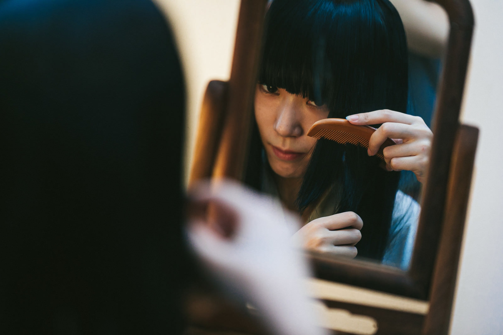 鏡を使って髪をとかす日本女性の写真 画像 を無料ダウンロード フリー素材のぱくたそ 鏡を使って髪をとかす日本女性の写真 画像 を無料ダウンロード フリー素材のぱくたそ