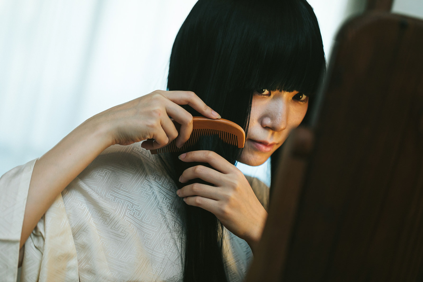 長い黒髪をとかす女性の無料の写真素材 フリー素材 をダウンロード ぱくたそ 長い黒髪をとかす女性の無料の写真素材 フリー素材 をダウンロード ぱくたそ