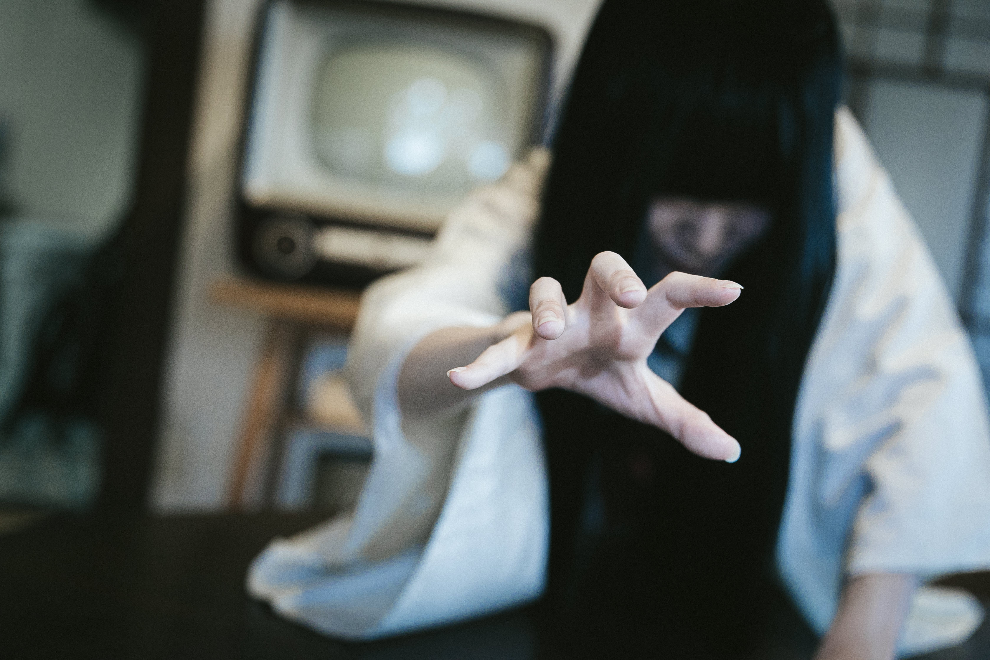 視聴後にテレビから這い出てくる呪われた女性の写真を無料ダウンロード フリー素材 ぱくたそ