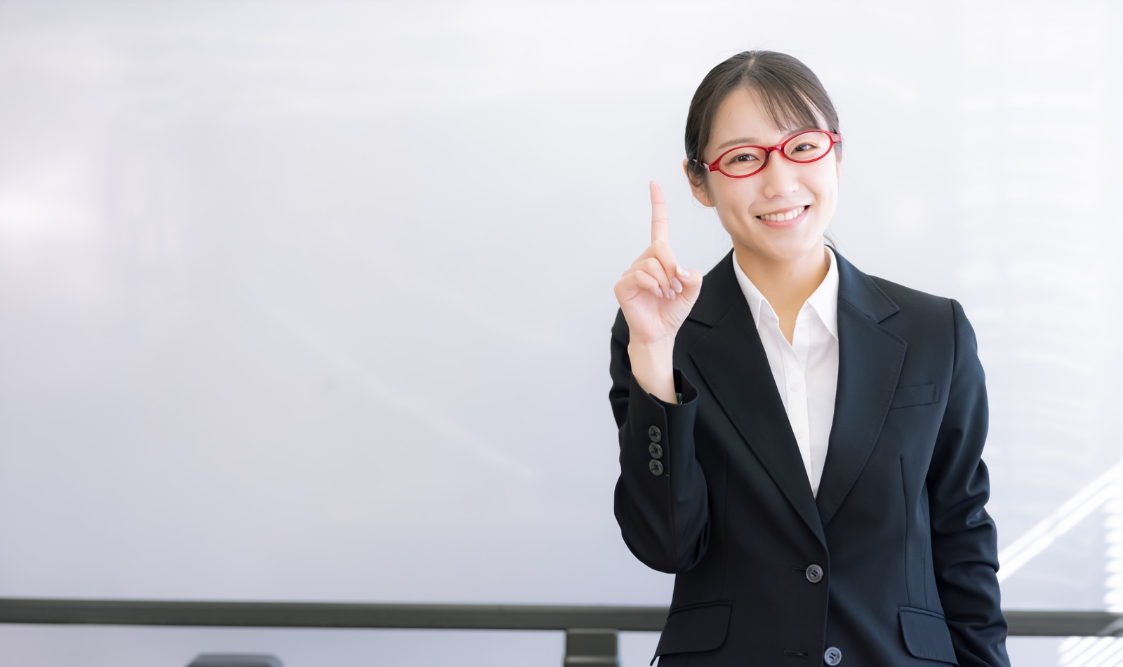 「ナンバーワンを強調する女性講師 | フリー素材のぱくたそ」の写真［モデル：SAKI］