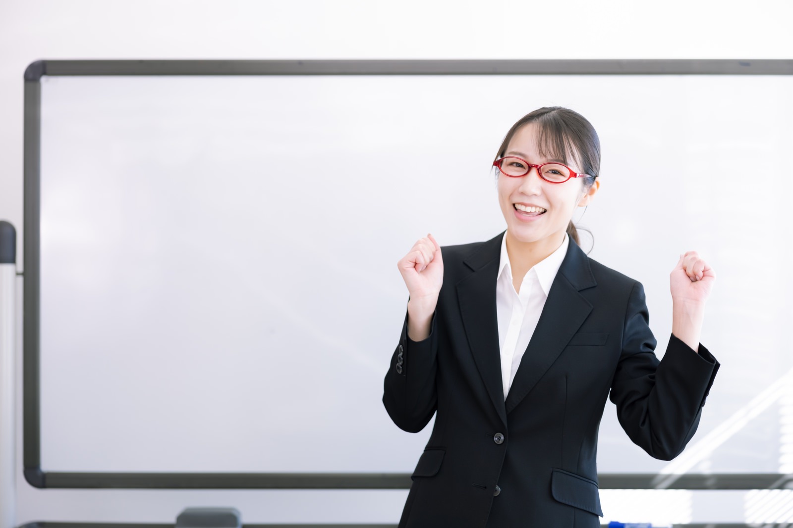 「喜び笑顔の女性講師 | フリー素材のぱくたそ」の写真［モデル：SAKI］