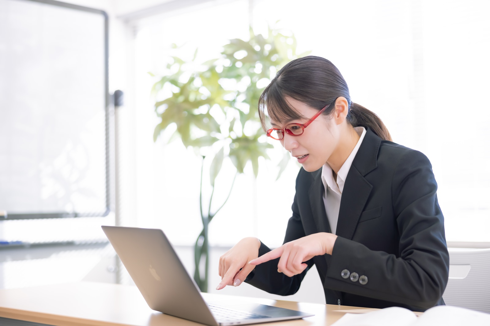 人差し指タイピングを矯正中の女性の写真素材 ぱくたそ