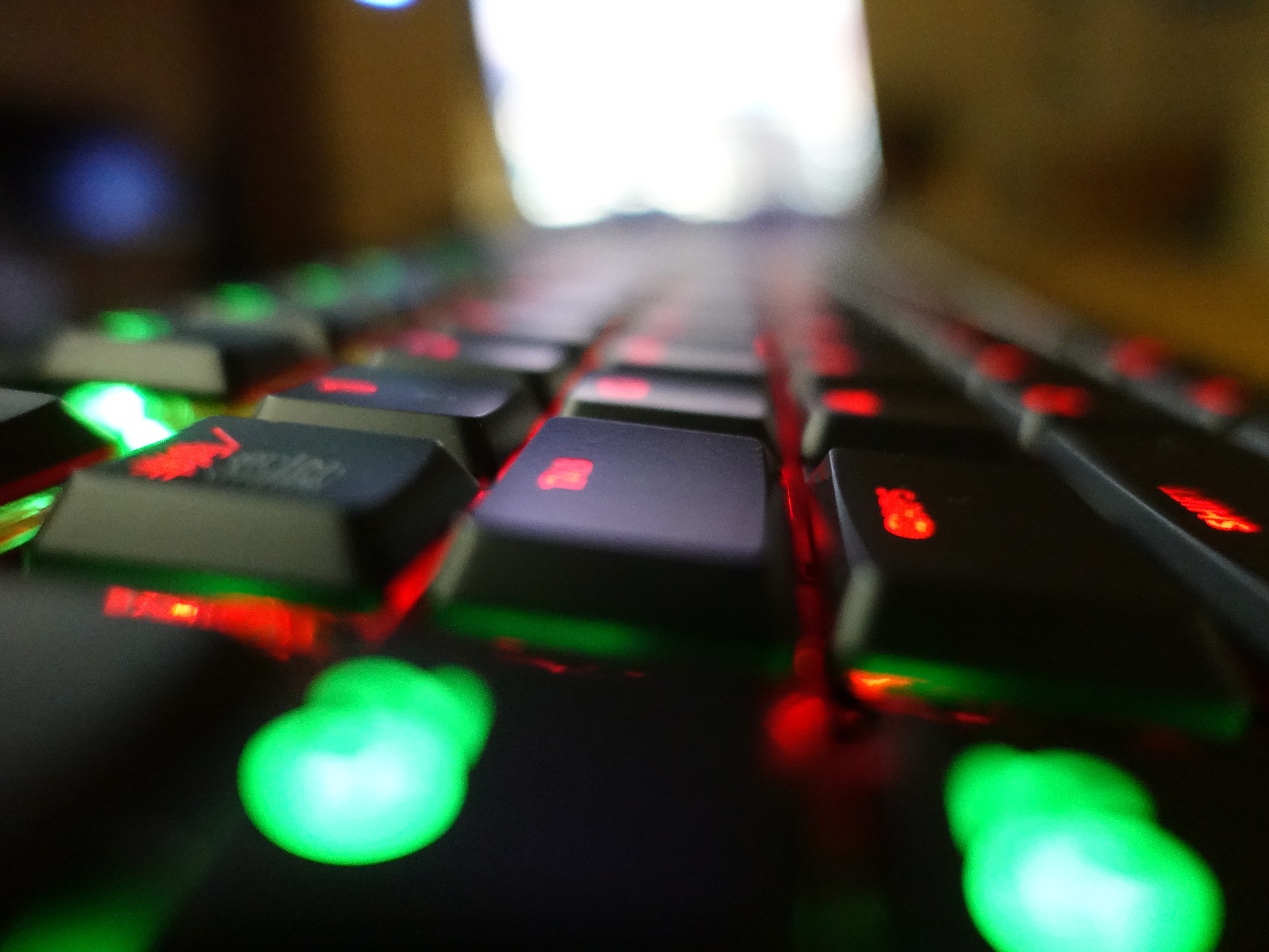 赤く光るゲーミングキーボードの写真素材 ぱくたそ 赤く光るゲーミングキーボードの写真素材 ぱくたそ