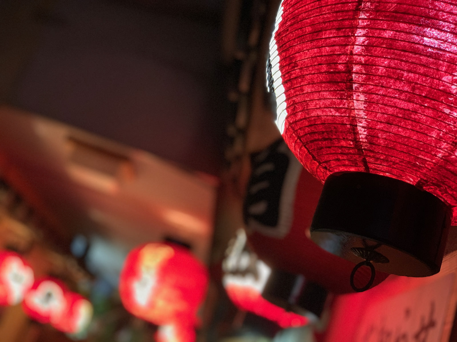 「飲み屋街の赤い提灯 | フリー素材のぱくたそ」の写真