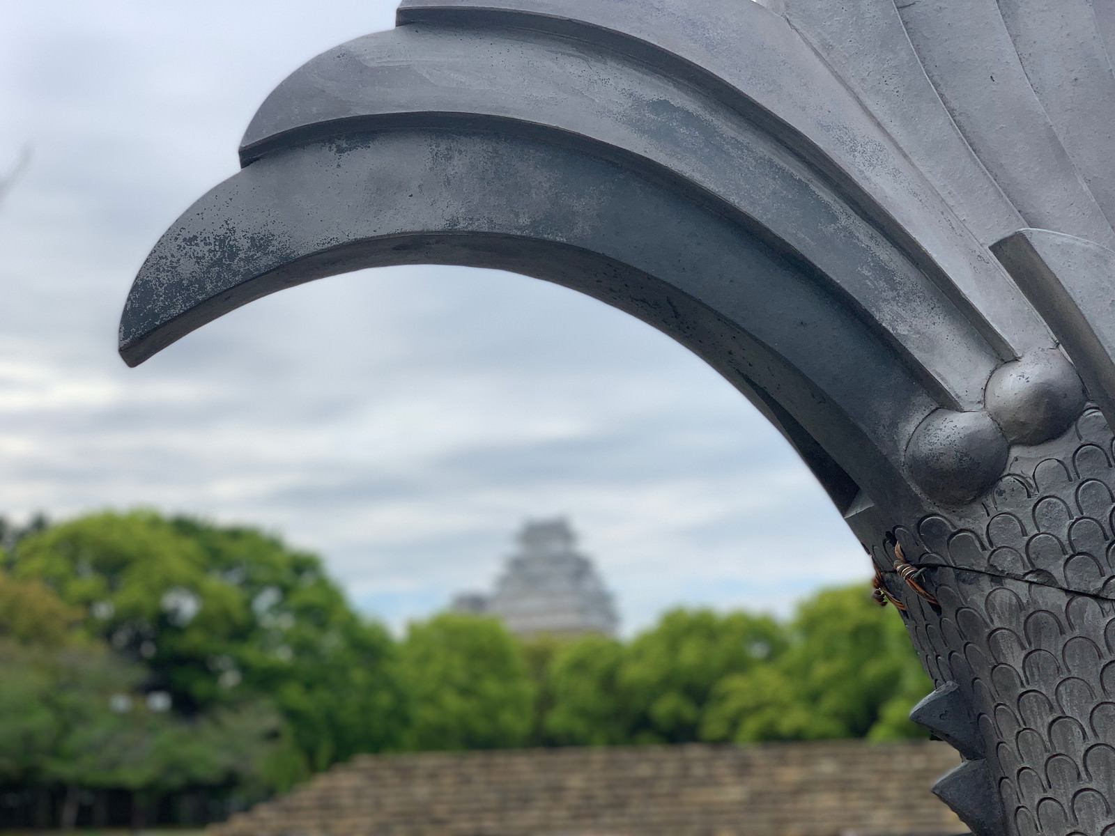 「鯱先と姫路城 | フリー素材のぱくたそ」の写真