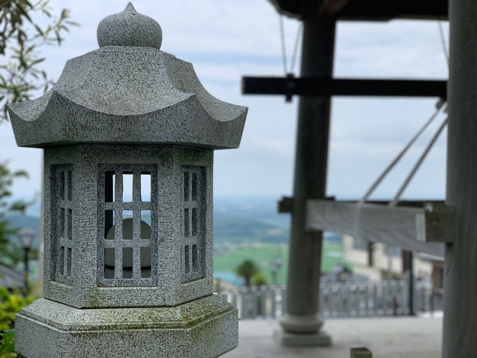「寺と石灯籠 | フリー素材のぱくたそ」の写真