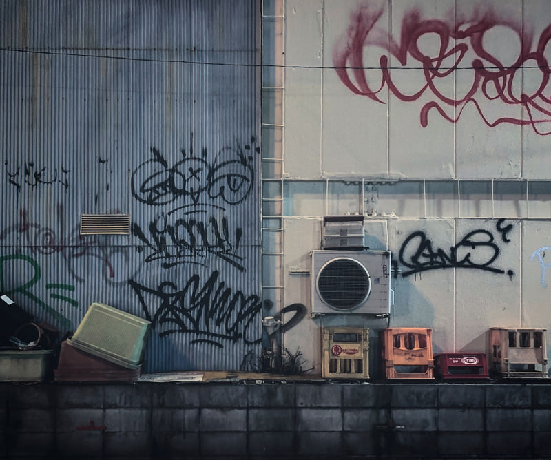 殺風景な路地裏と壁の落書きのフリー素材 ぱくたそ
