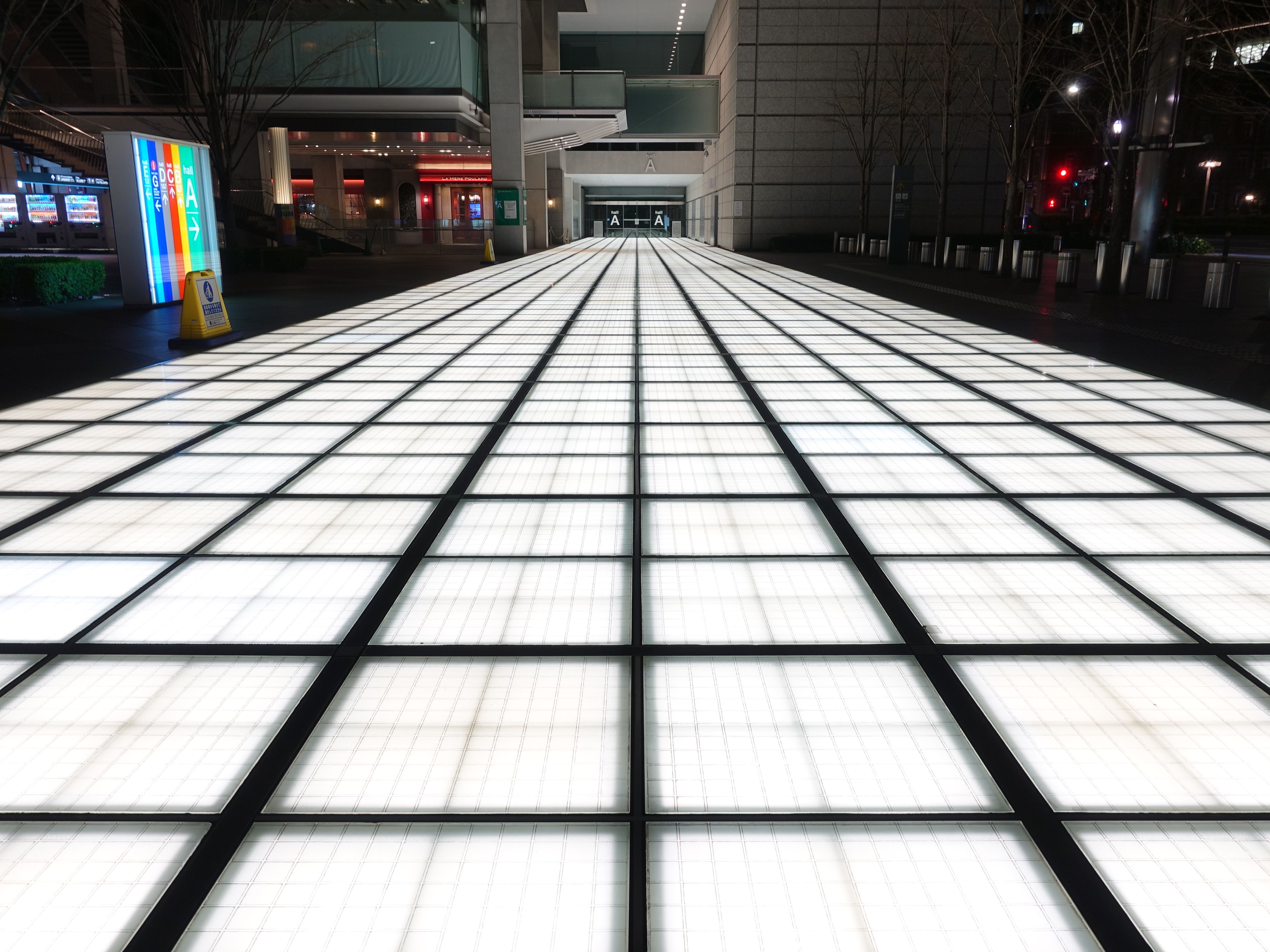 光る白タイルの道の写真素材 ぱくたそ