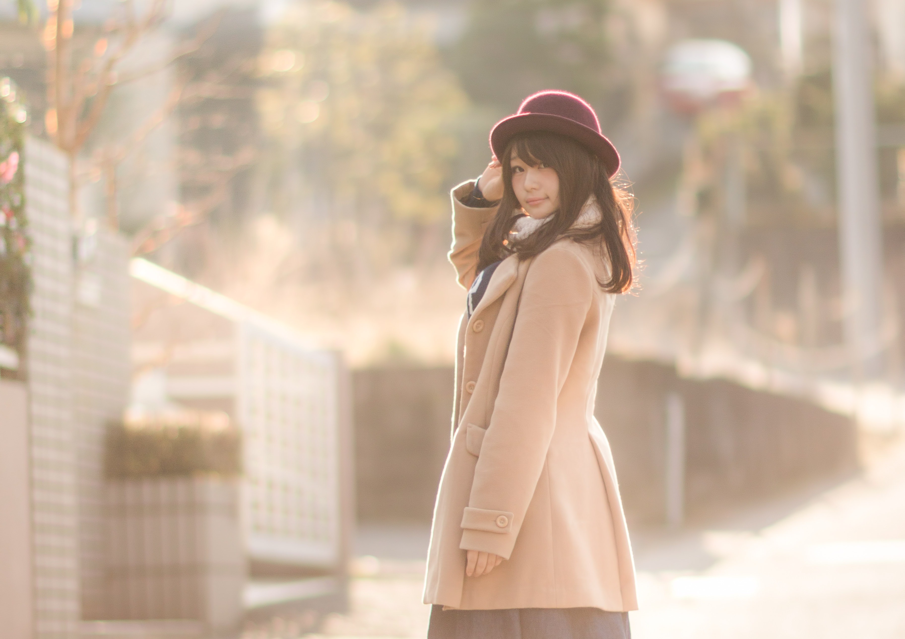 コートを着た見返り美人の写真を無料ダウンロード フリー素材 ぱくたそ コートを着た見返り美人の写真を無料ダウンロード フリー素材 ぱくたそ