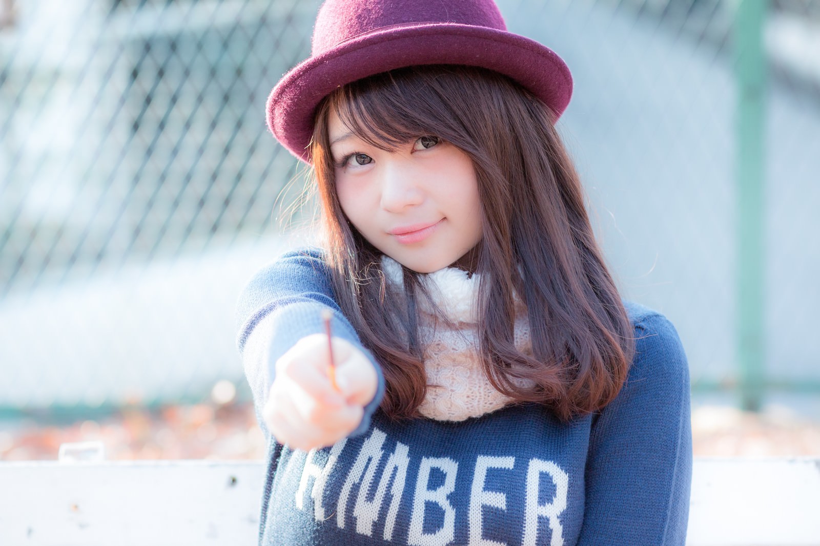 チョコのかかった美味しい棒 あーげる とはにかむ美女の写真 画像 を無料ダウンロード フリー素材のぱくたそ