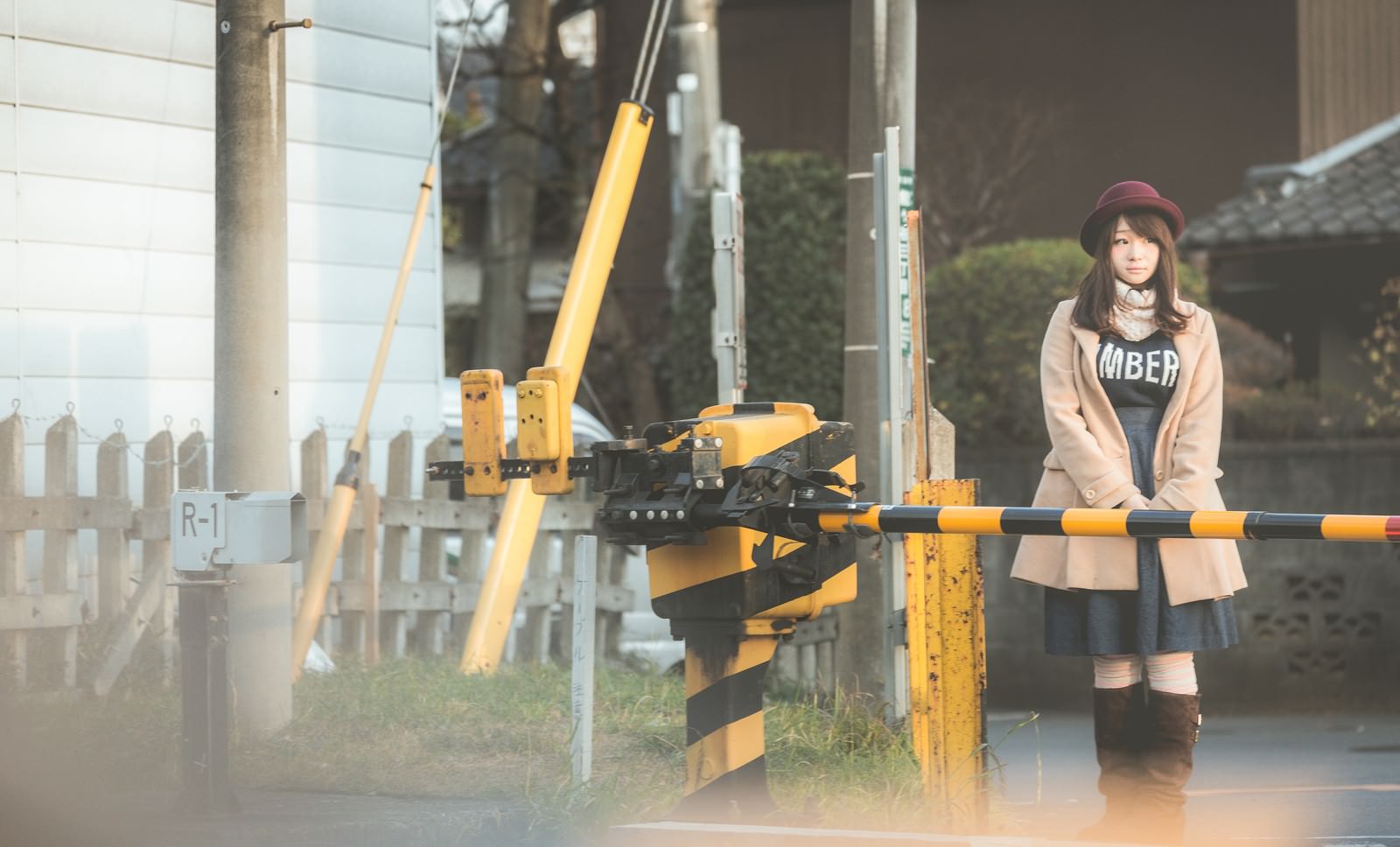 踏切越しの一目惚れの写真を無料ダウンロード フリー素材 ぱくたそ