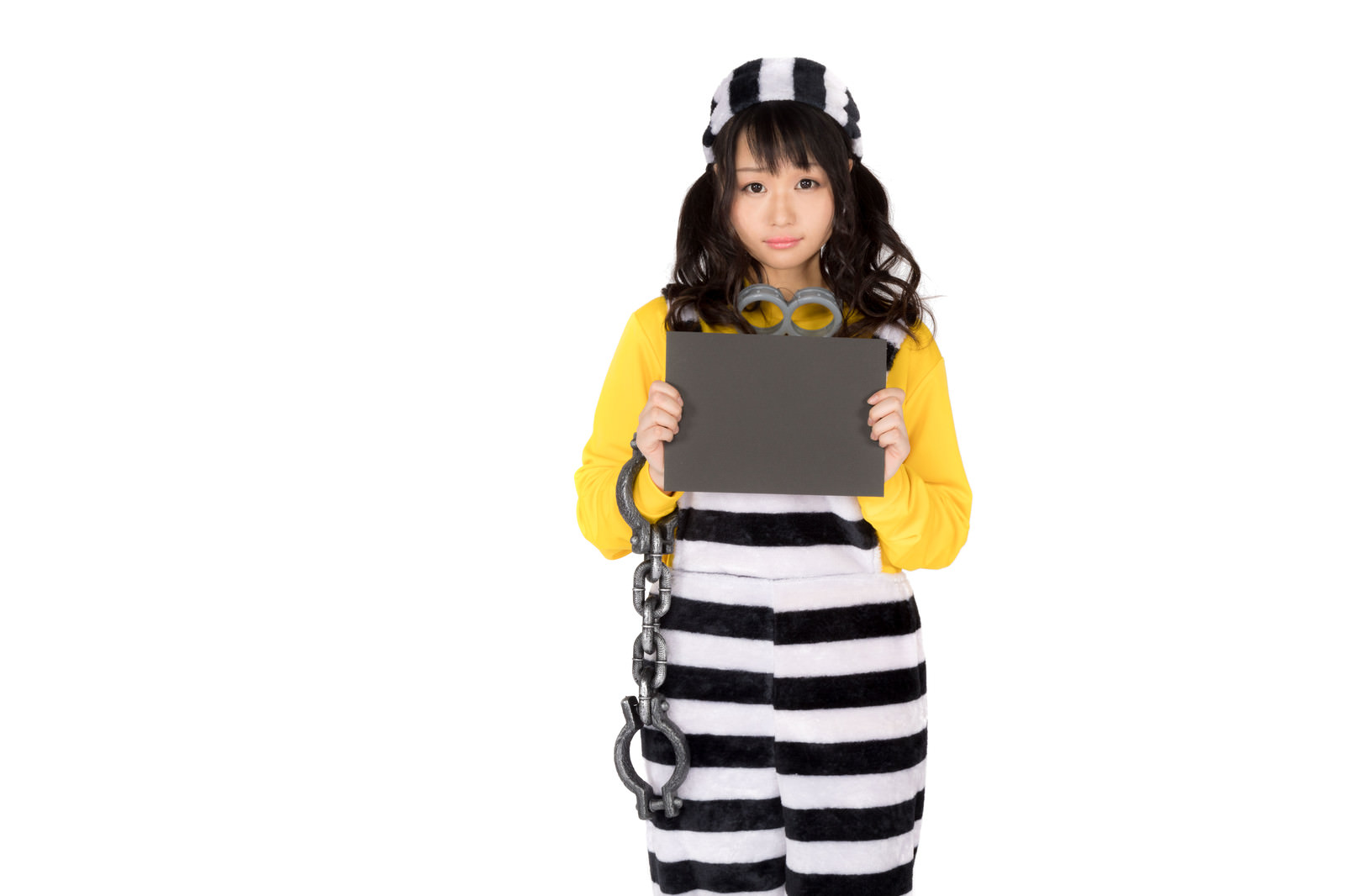 「灰色のボードを持った囚人コス女子 | フリー素材のぱくたそ」の写真［モデル：茜さや］