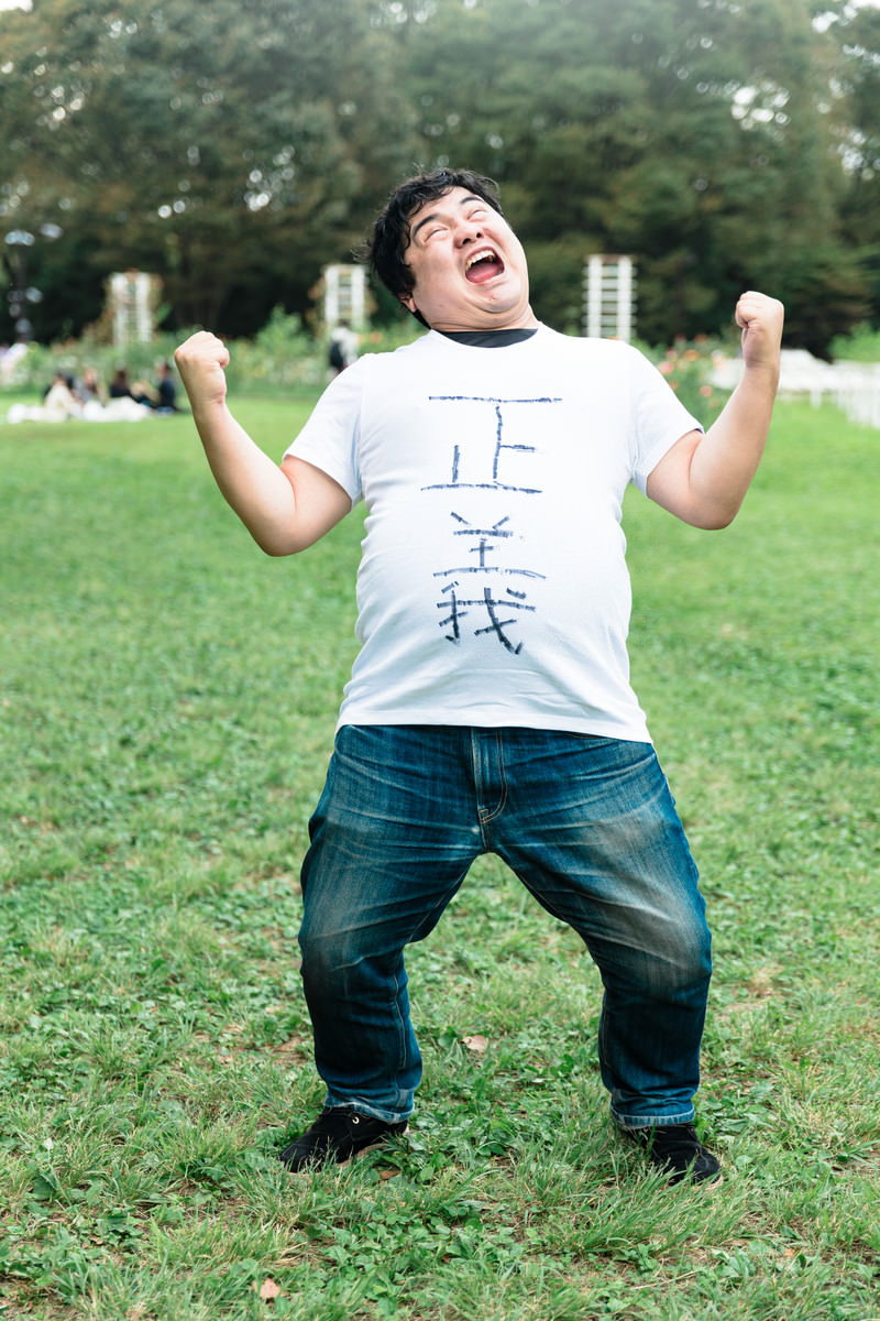 「正義マン大勝利の様子」の写真［モデル：段田隼人］