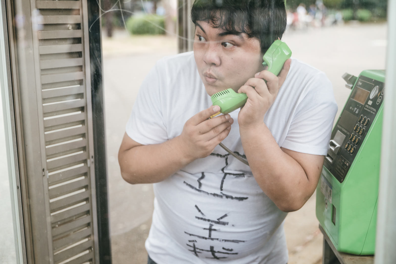 「もしもし、おまわりさん、通報したいんですが…」の写真［モデル：段田隼人］