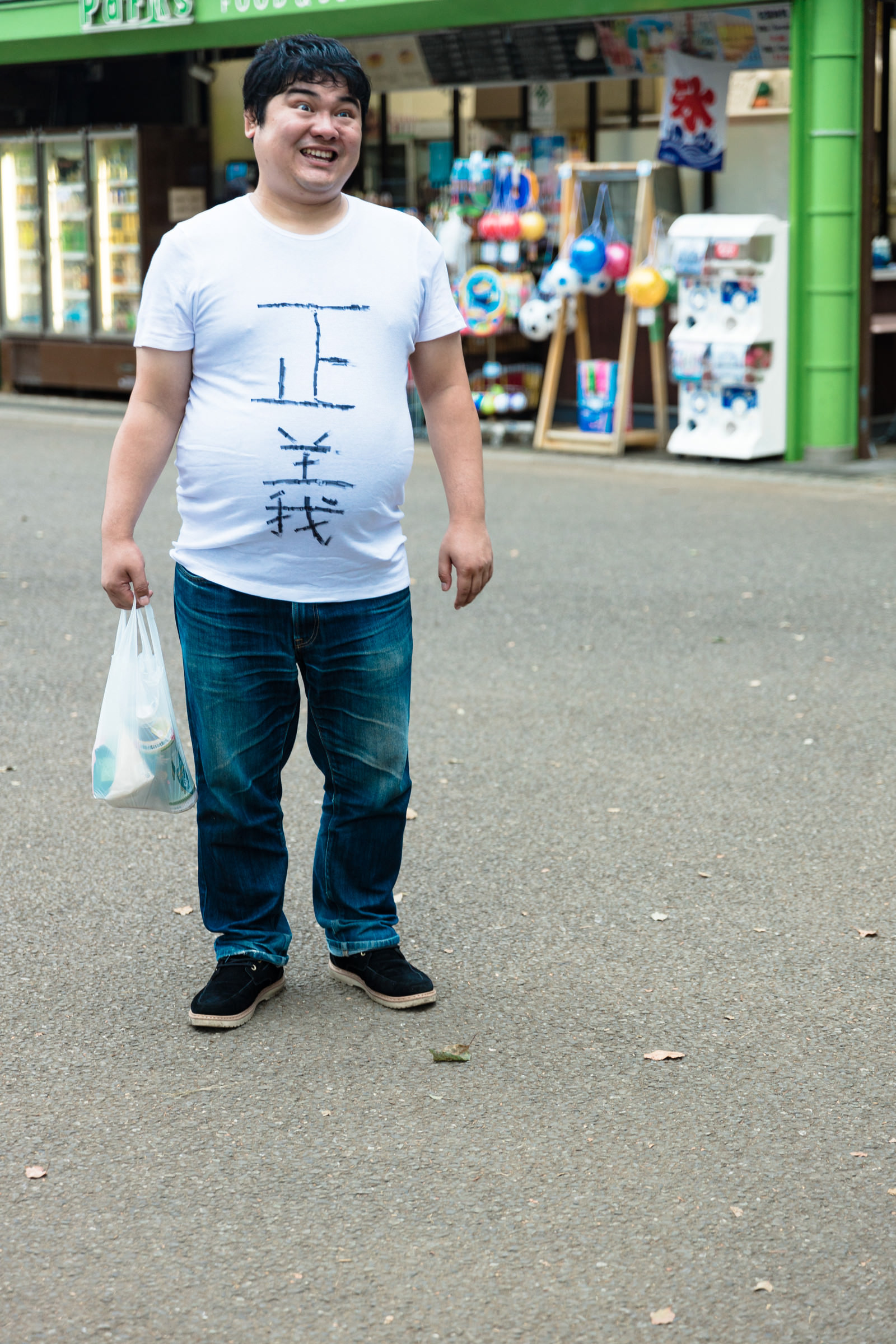 イートイン脱税者を告げ口して善意に酔いしれる正義マンのフリー素材 ぱくたそ