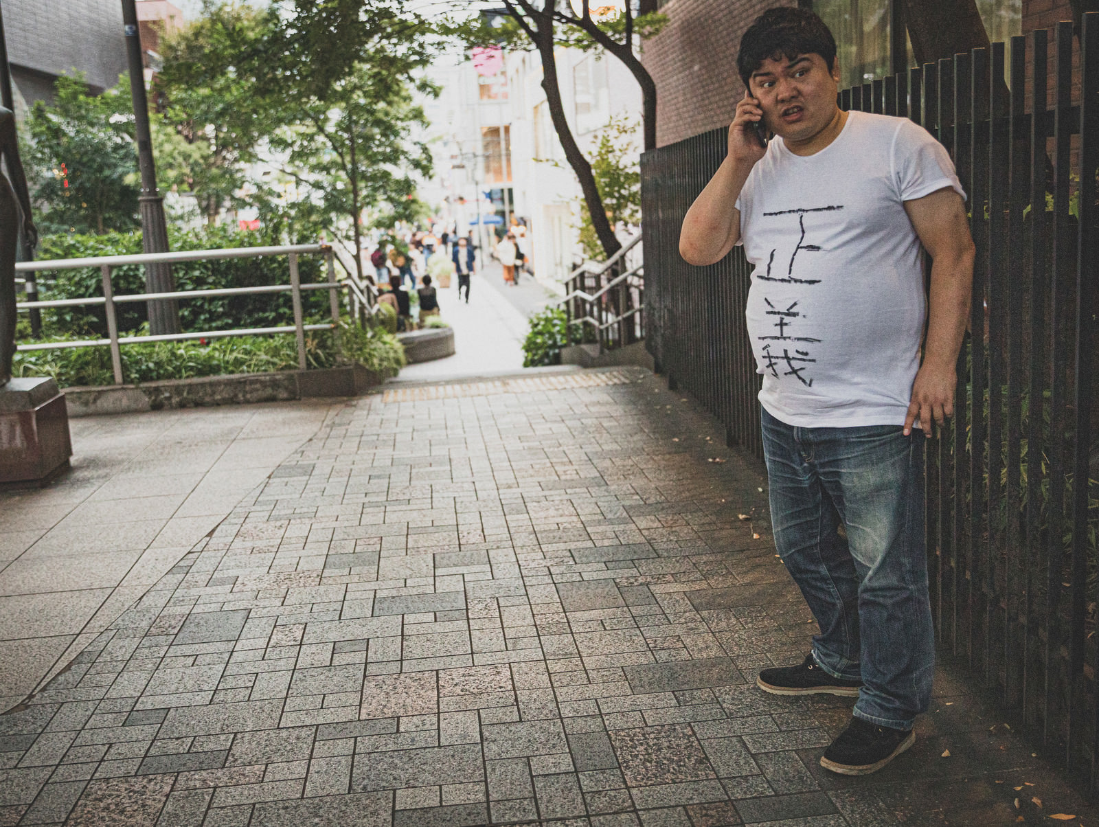 「もしもし匿名で通報したいんですが | フリー素材のぱくたそ」の写真［モデル：段田隼人］