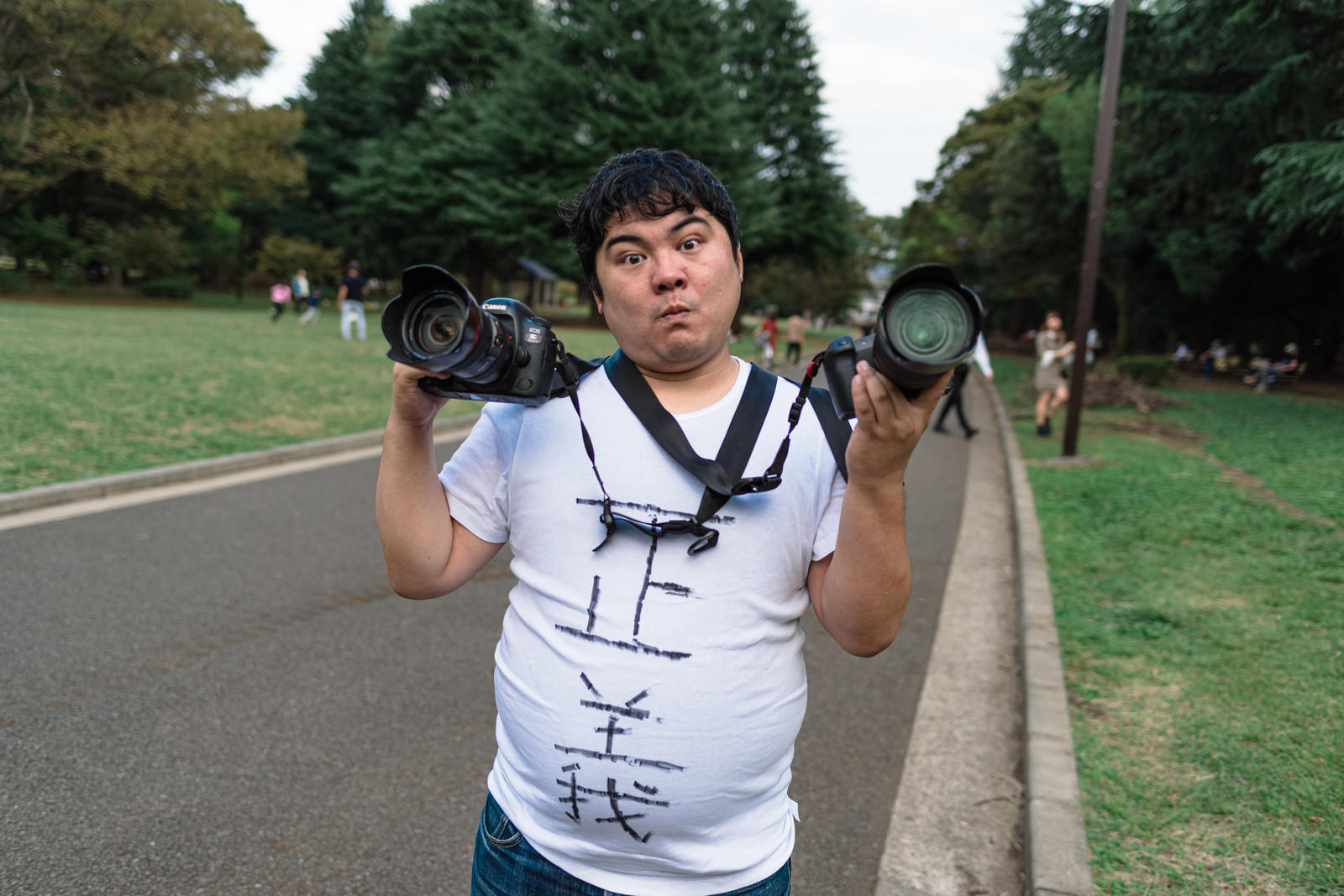 「一眼レフ機とミラーレス機どっち？」の写真［モデル：段田隼人］