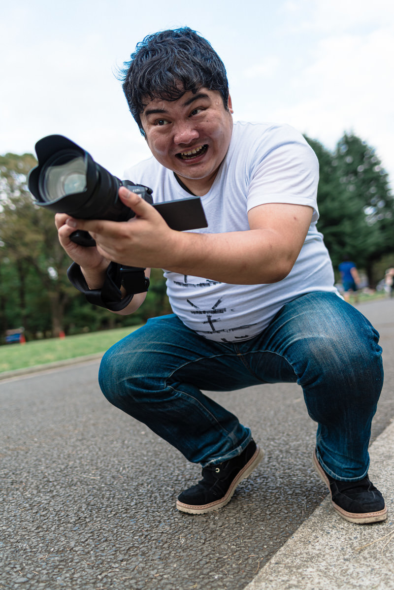 「バリアングルならローアングルも楽勝 | フリー素材のぱくたそ」の写真［モデル：段田隼人］