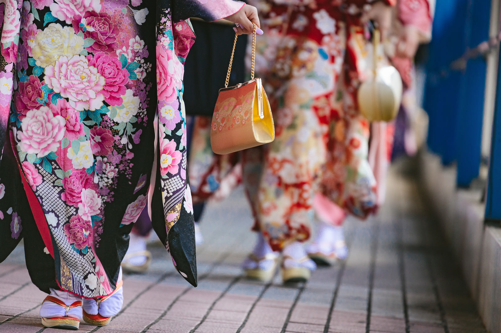 成人式に参加する着物姿の女性の足元の写真素材 ぱくたそ