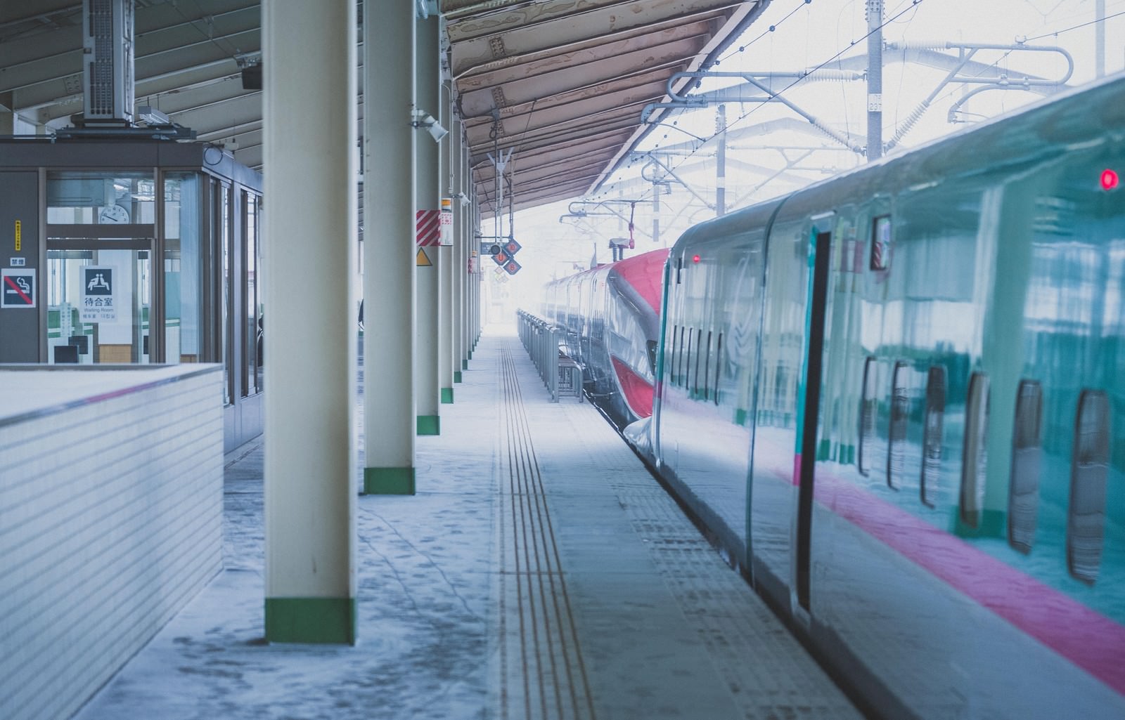 積雪とホームの電車の写真素材 ぱくたそ