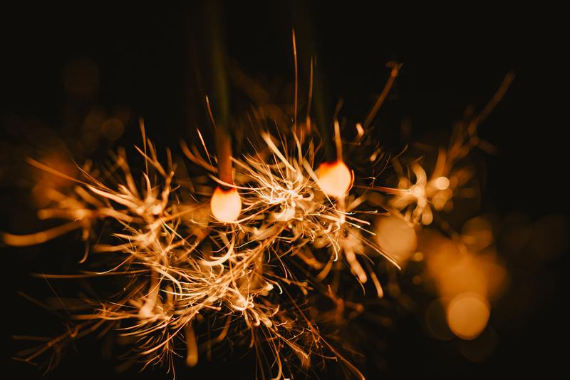 線香花火とぱちぱちの夜の無料の写真素材 - ID.86817｜フリー素材 ぱくたそ