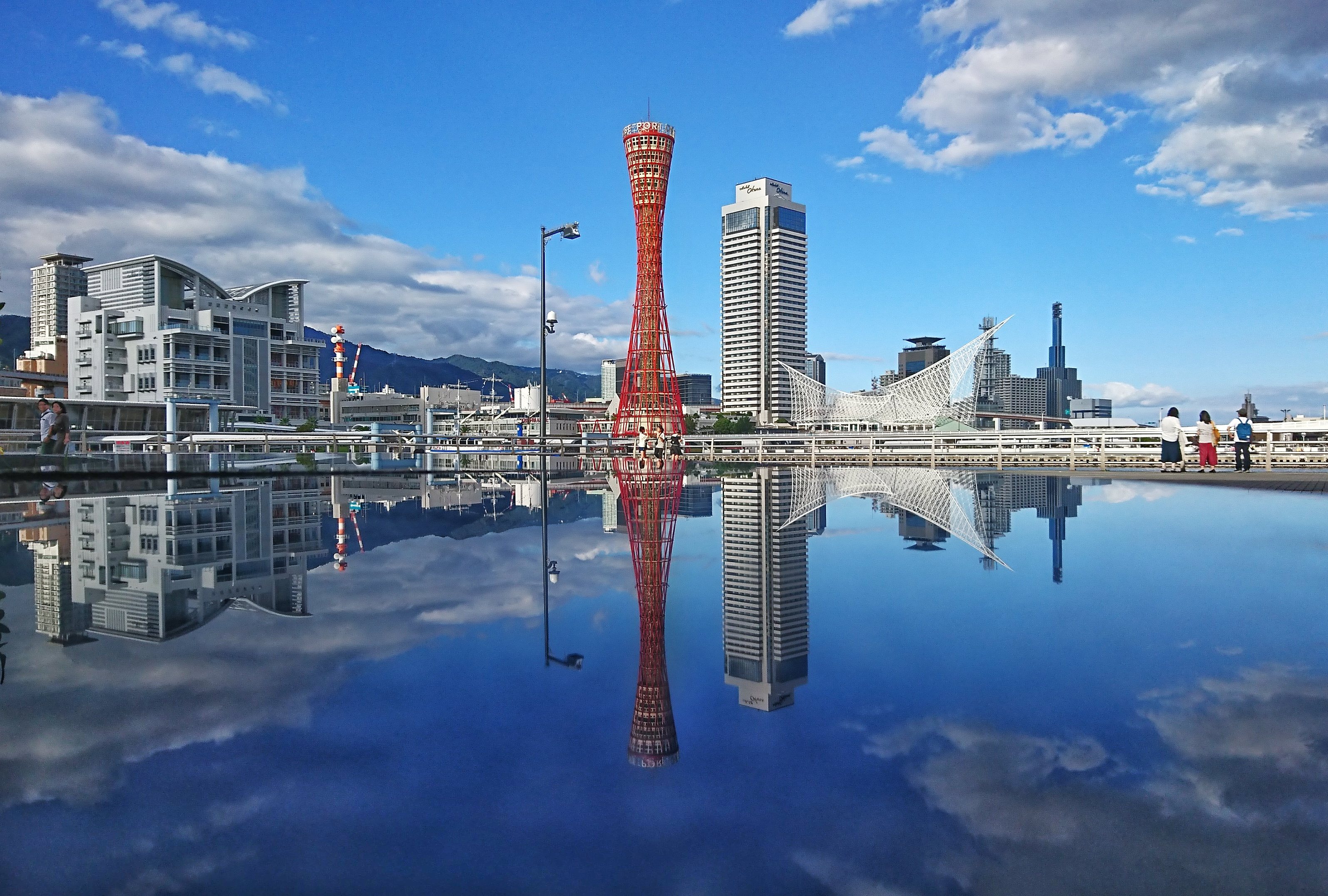 神戸ポートタワーを望むシンメトリの世界の写真素材 ぱくたそ