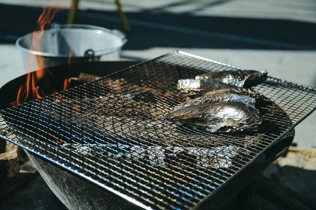 屋外でホイル焼き(BBQ)の写真