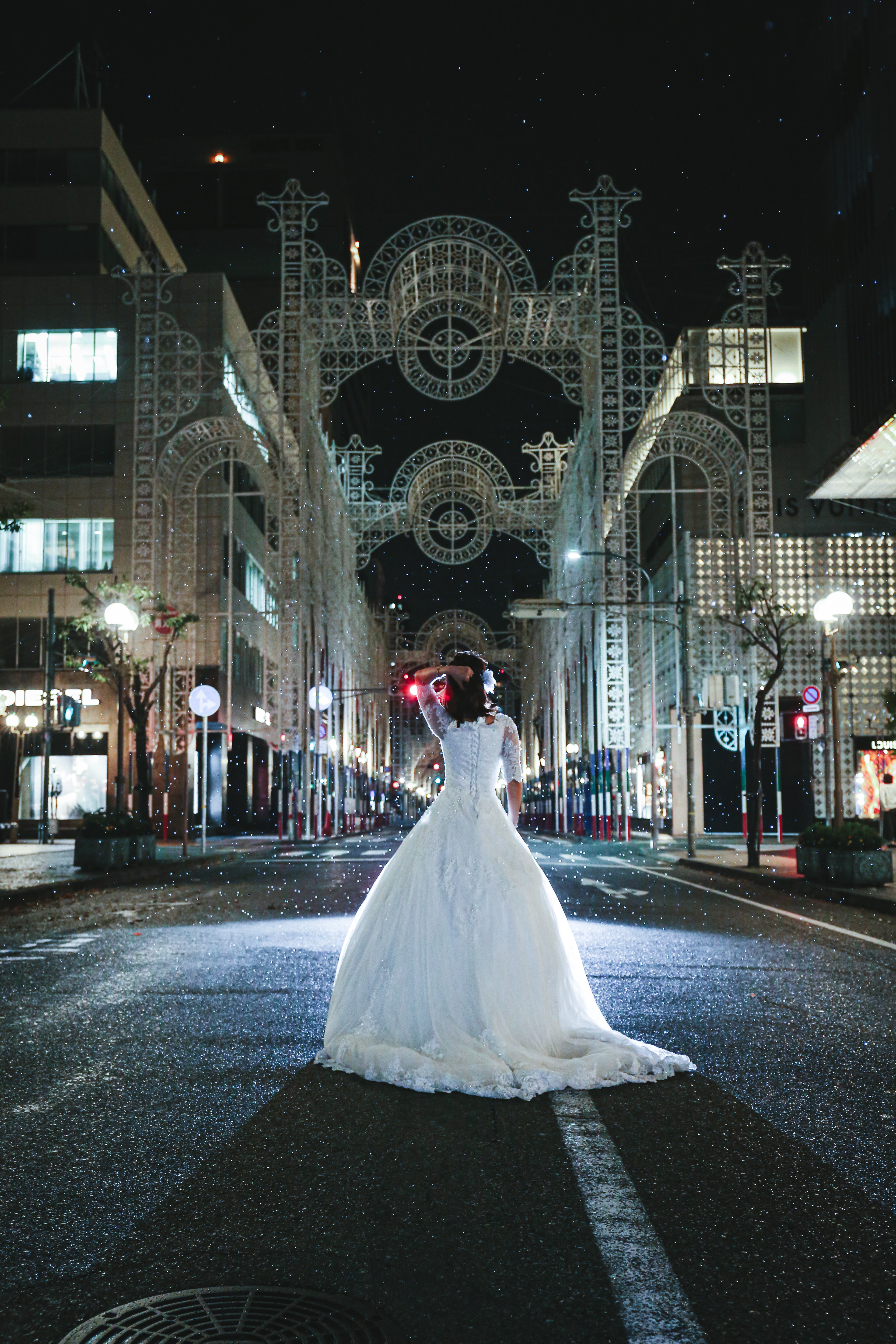 阪神淡路大震災から25年目の点灯前の神戸ルミナリエとドレスの写真素材 ぱくたそ