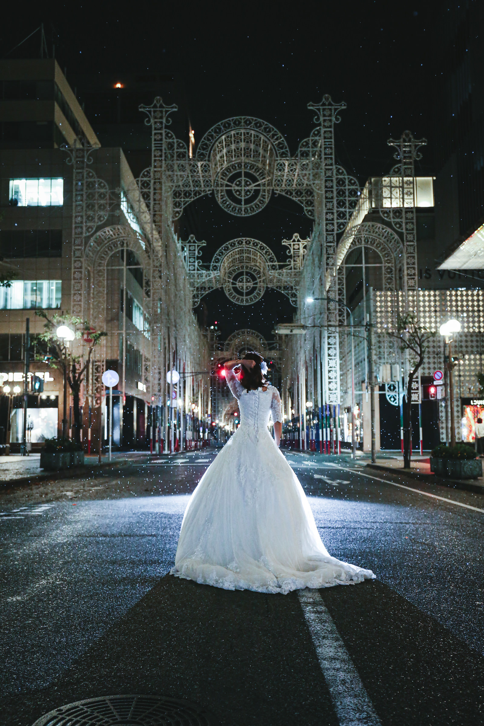 阪神淡路大震災から25年目の点灯前の神戸ルミナリエとドレスのフリー素材