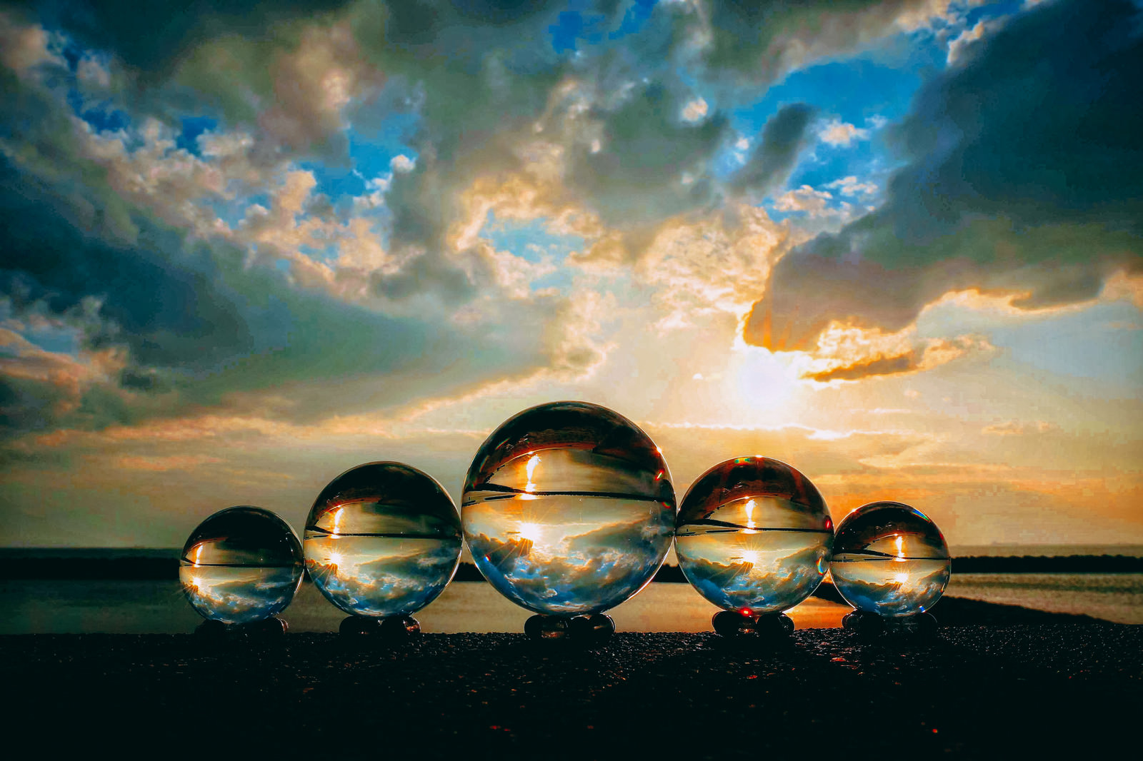 並んだ水晶玉と夕焼け空の写真 画像 を無料ダウンロード フリー素材のぱくたそ