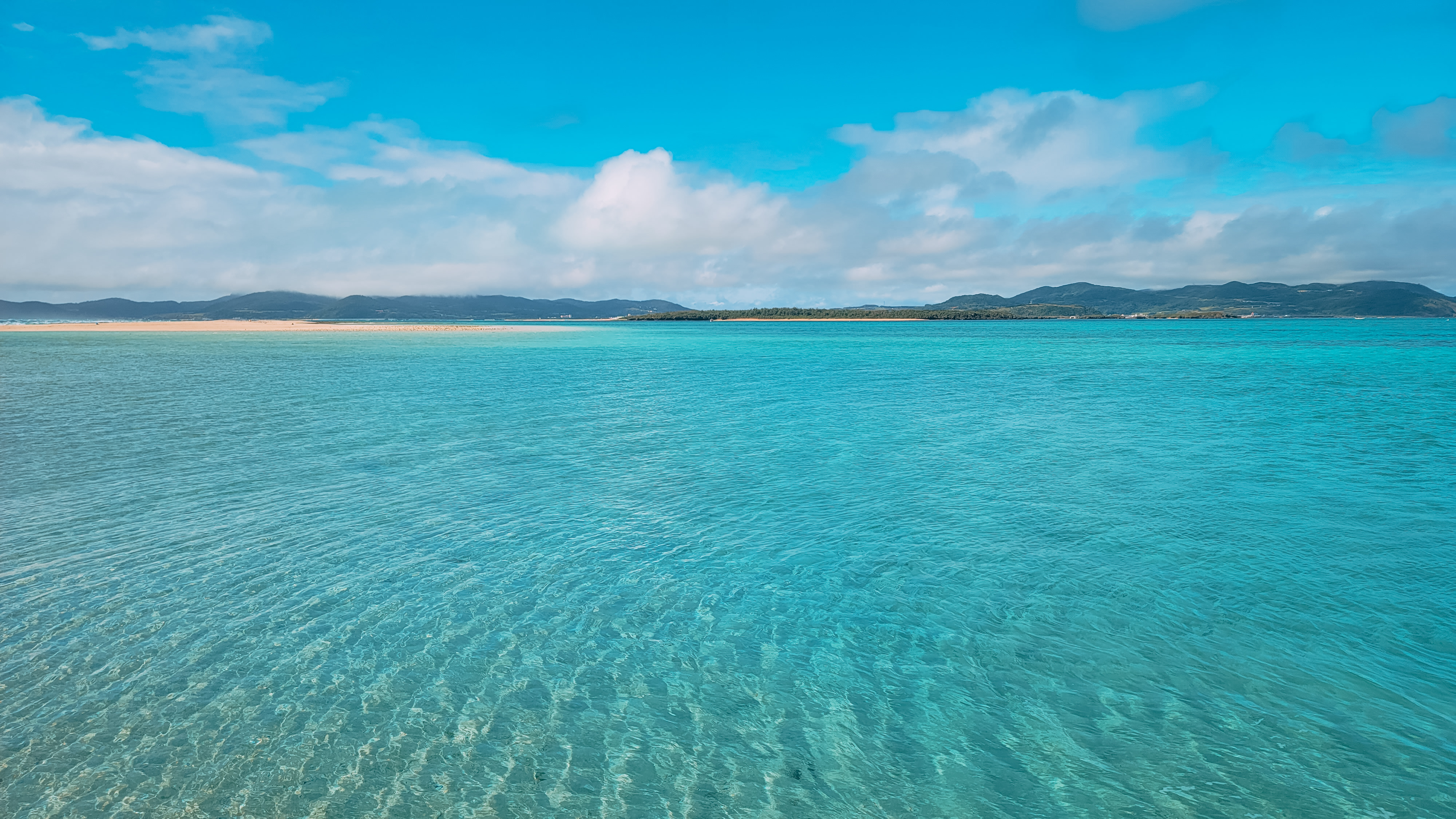 どこまでも続く南国リゾートの透明度の高い海の写真素材 ぱくたそ