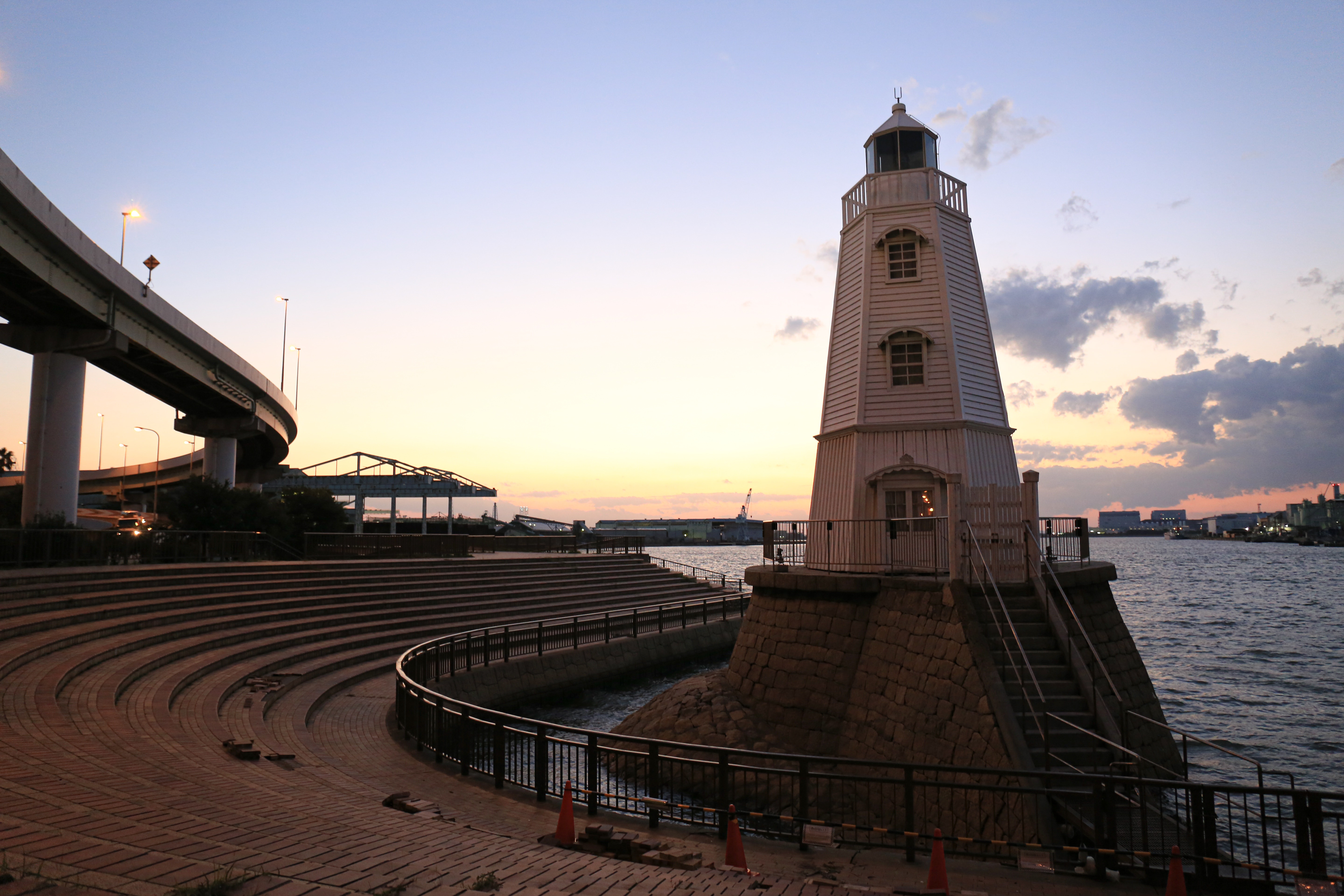 夕焼け空と旧堺燈台の写真素材 ぱくたそ